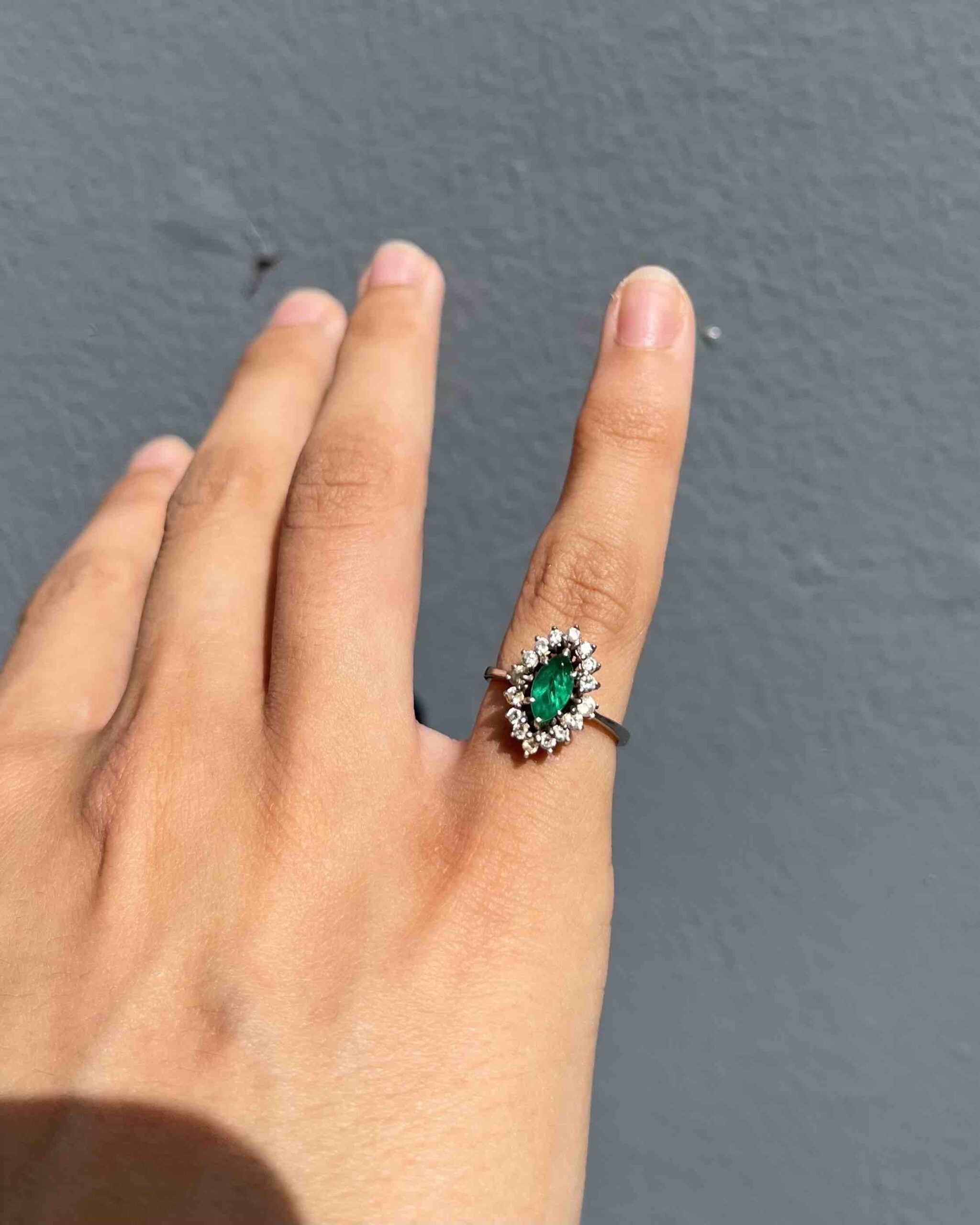 Anillo "Colette" de margarita con esmeralda y diamantes 