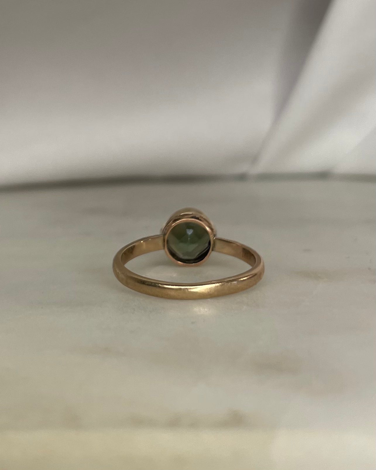 Anillo solitario turmalina verde 1.70 quilates “Azelma”