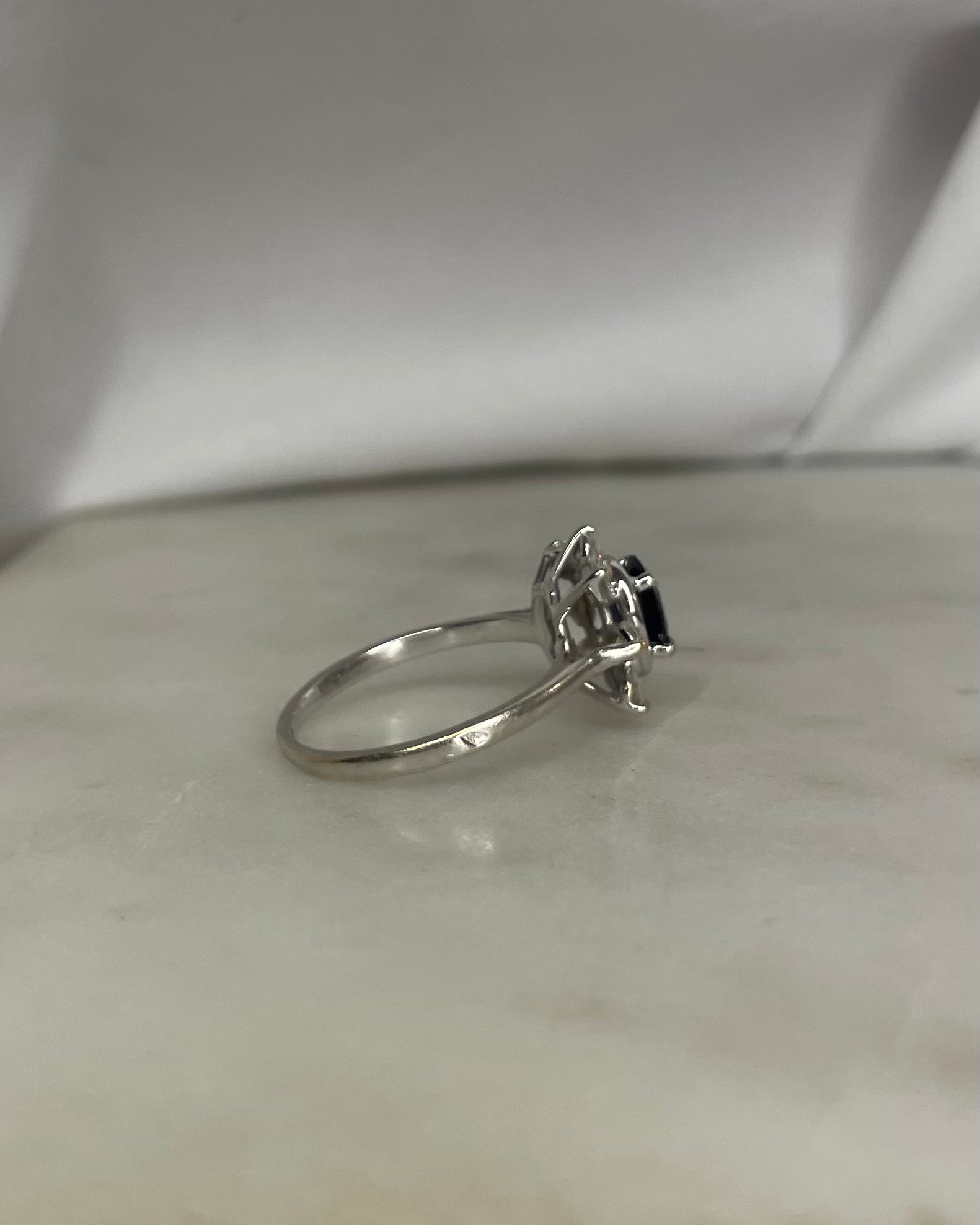 Bague Marguerite Saphir 0.90 carat &amp; Diamants “Anastasie”