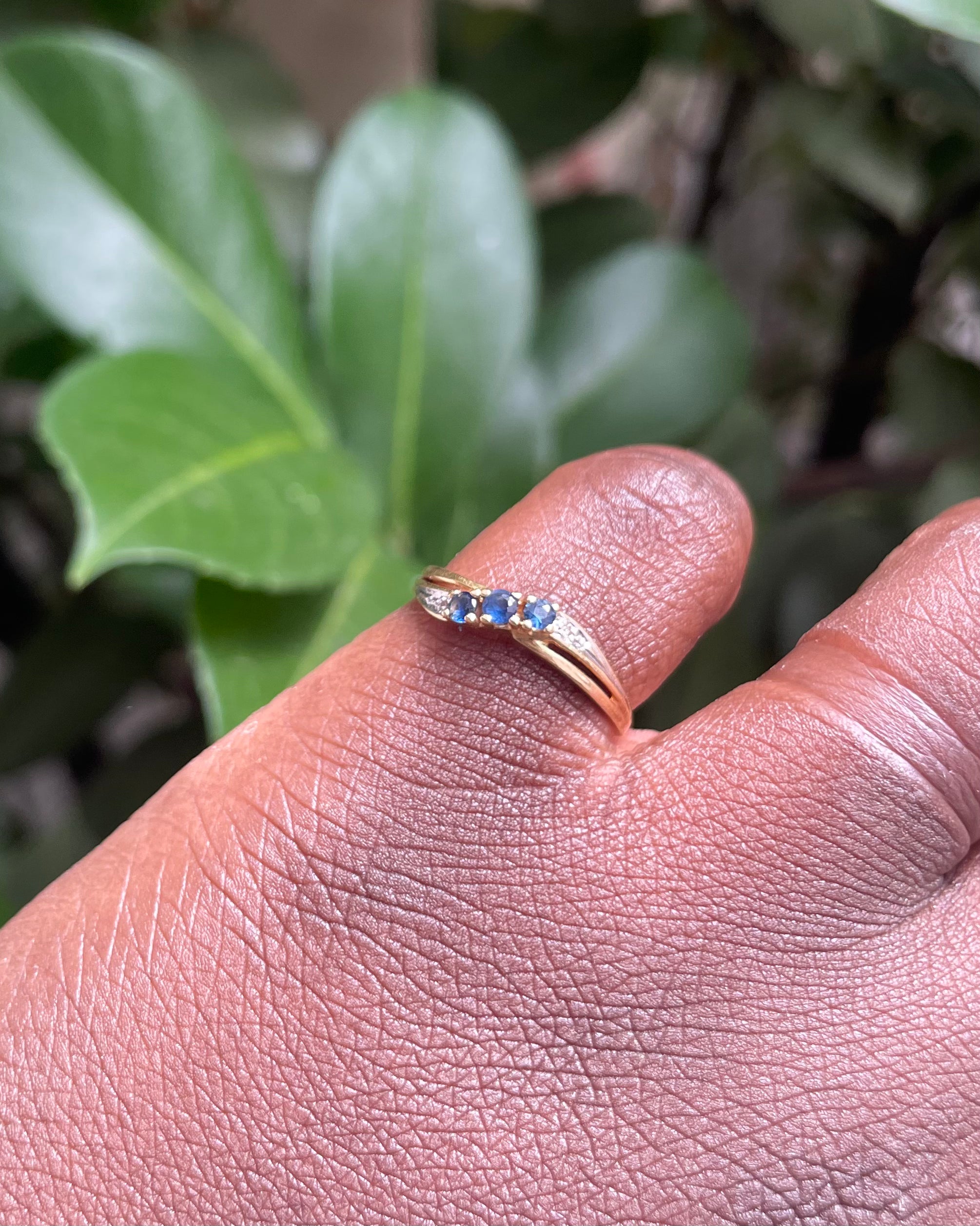 Anillo Banda Trilogía Zafiros y Diamantes “Maelis”