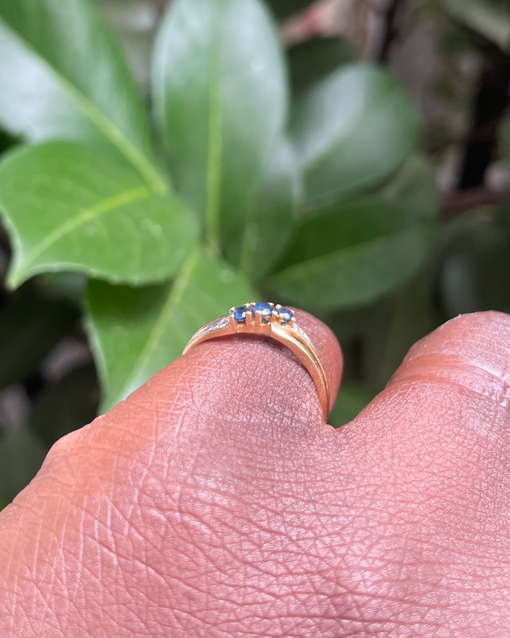 Anillo Banda Trilogía Zafiros y Diamantes “Maelis”