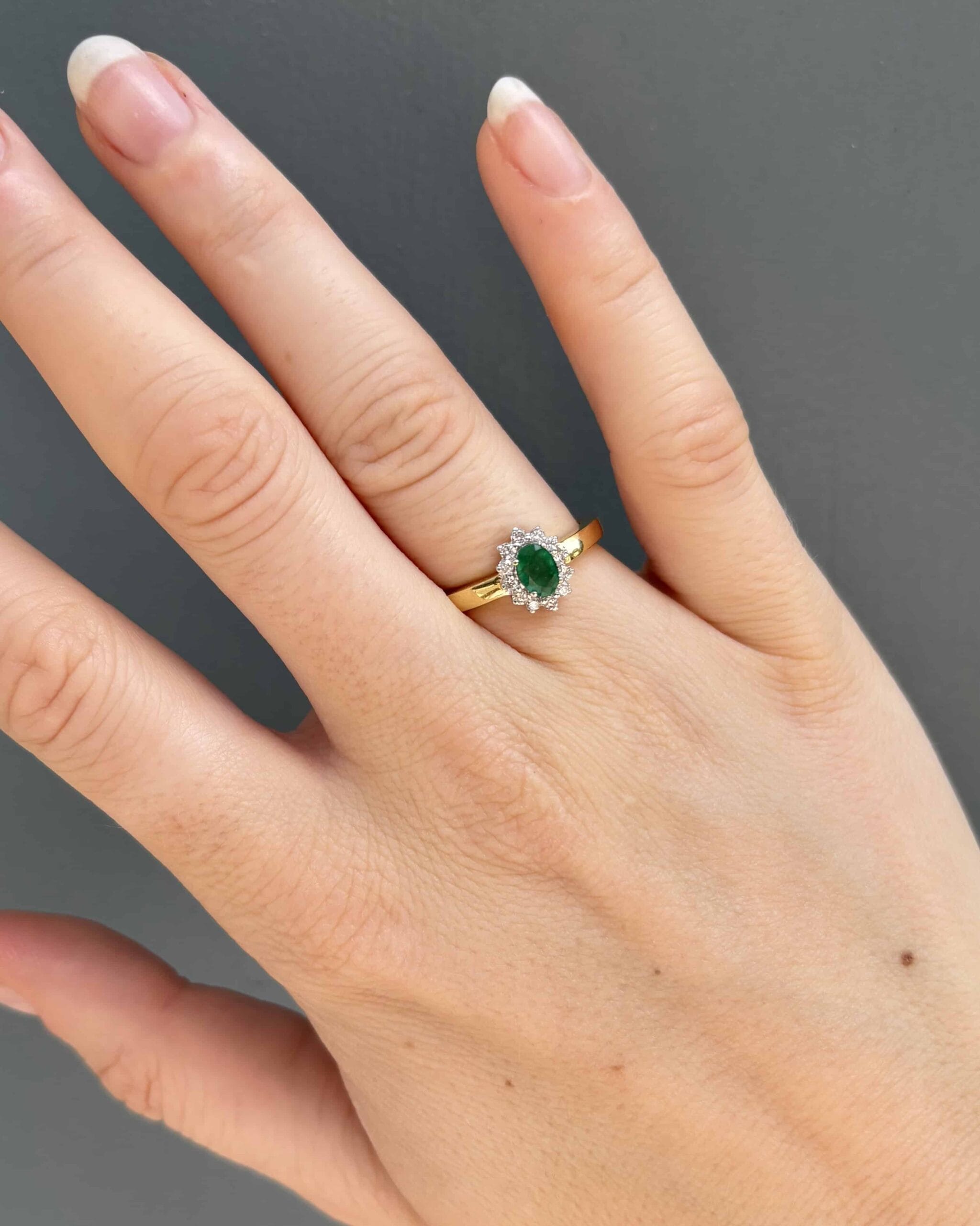 Bague Marguerite Émeraude 0.41 Carat &amp; 12 Diamants "Aymene" - Elliade Paris