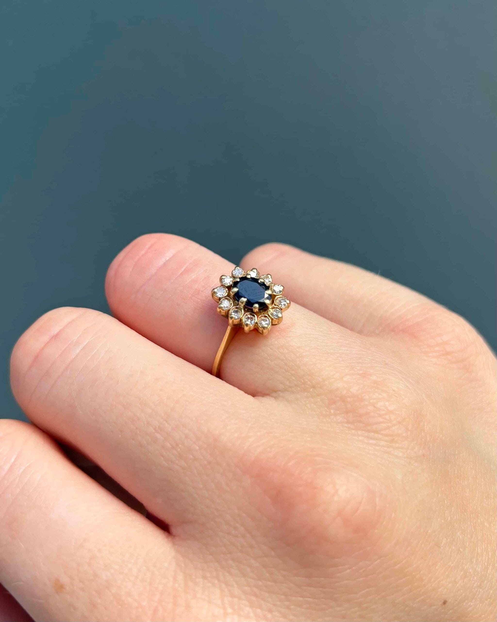 Bague Marguerite Saphir 0.71 Carat &amp; Diamants 0.24 Carat "Karmel" - Elliade Paris