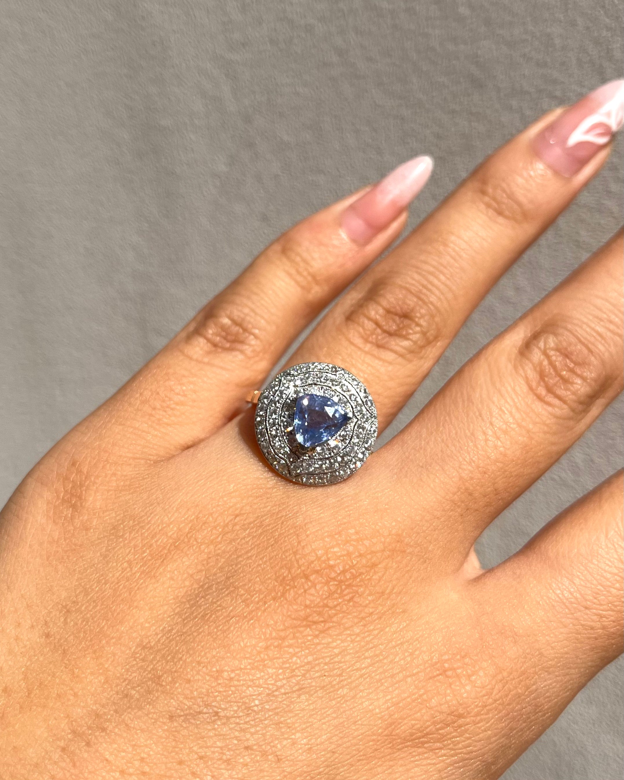 Bague style Art déco Saphir 1.80 carat &amp; 60 Diamants "Grace" - Elliade Paris