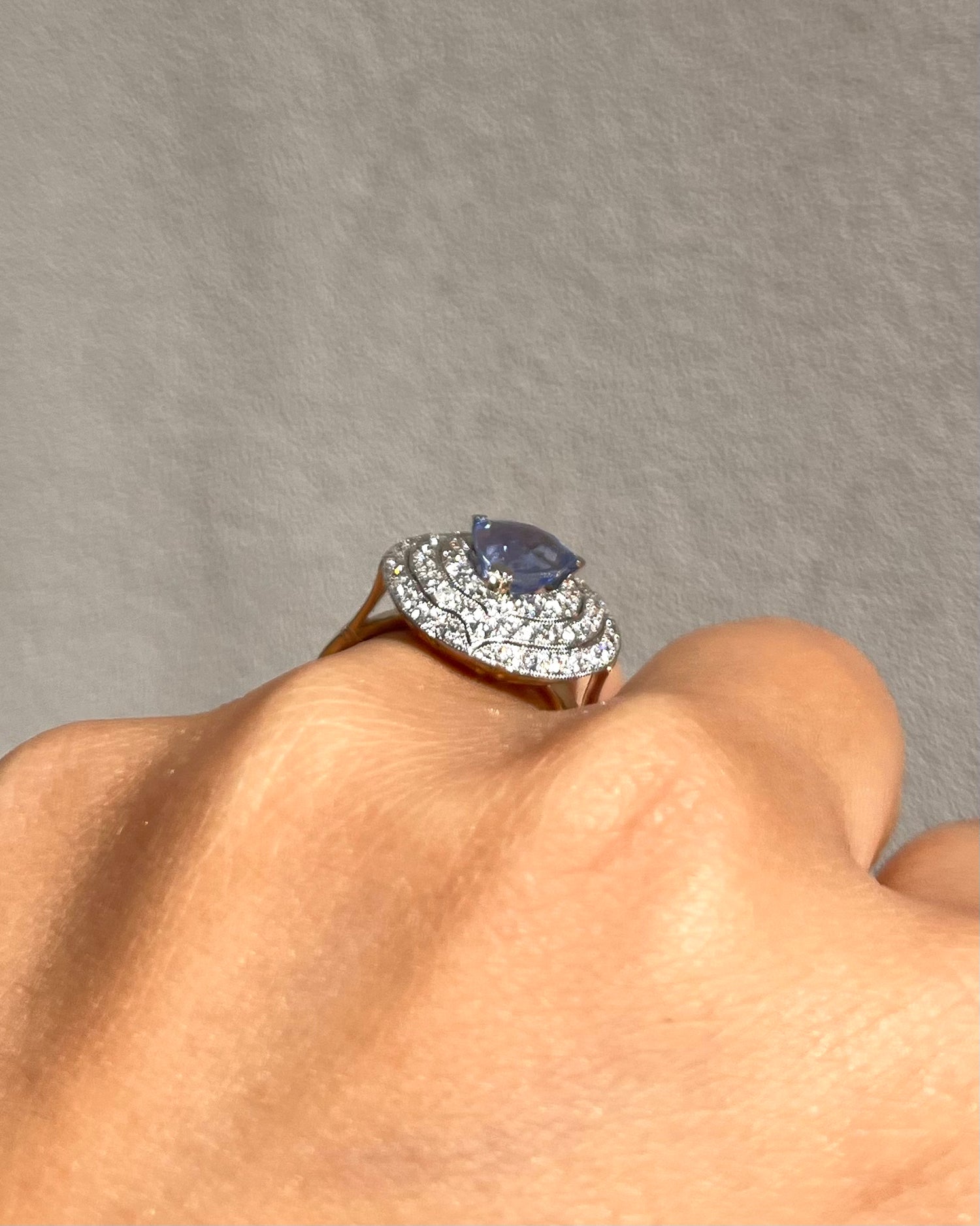 Bague style Art déco Saphir 1.80 carat &amp; 60 Diamants &quot;Grace&quot;