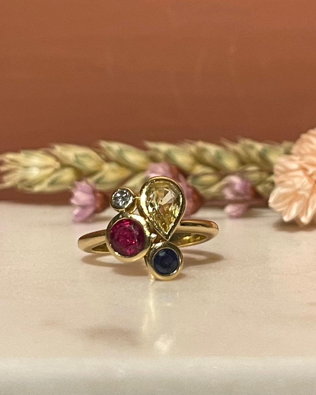 Anillo &quot;Miro&quot; con zafiros azules y amarillos, rubíes y diamantes
