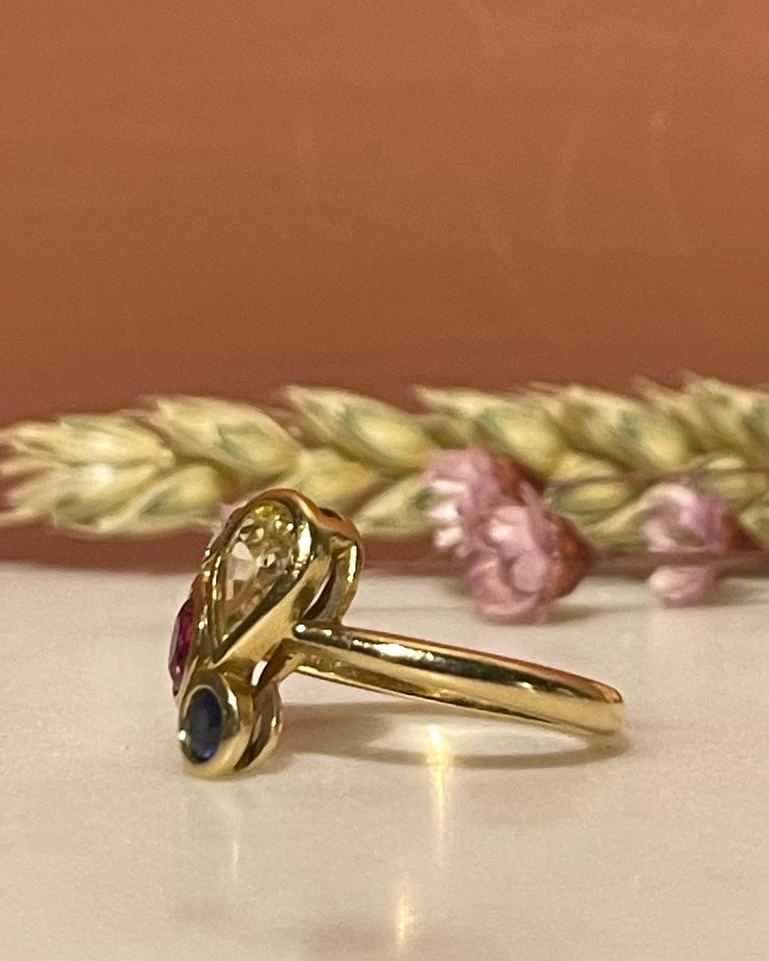Anillo &quot;Miro&quot; con zafiros azules y amarillos, rubíes y diamantes