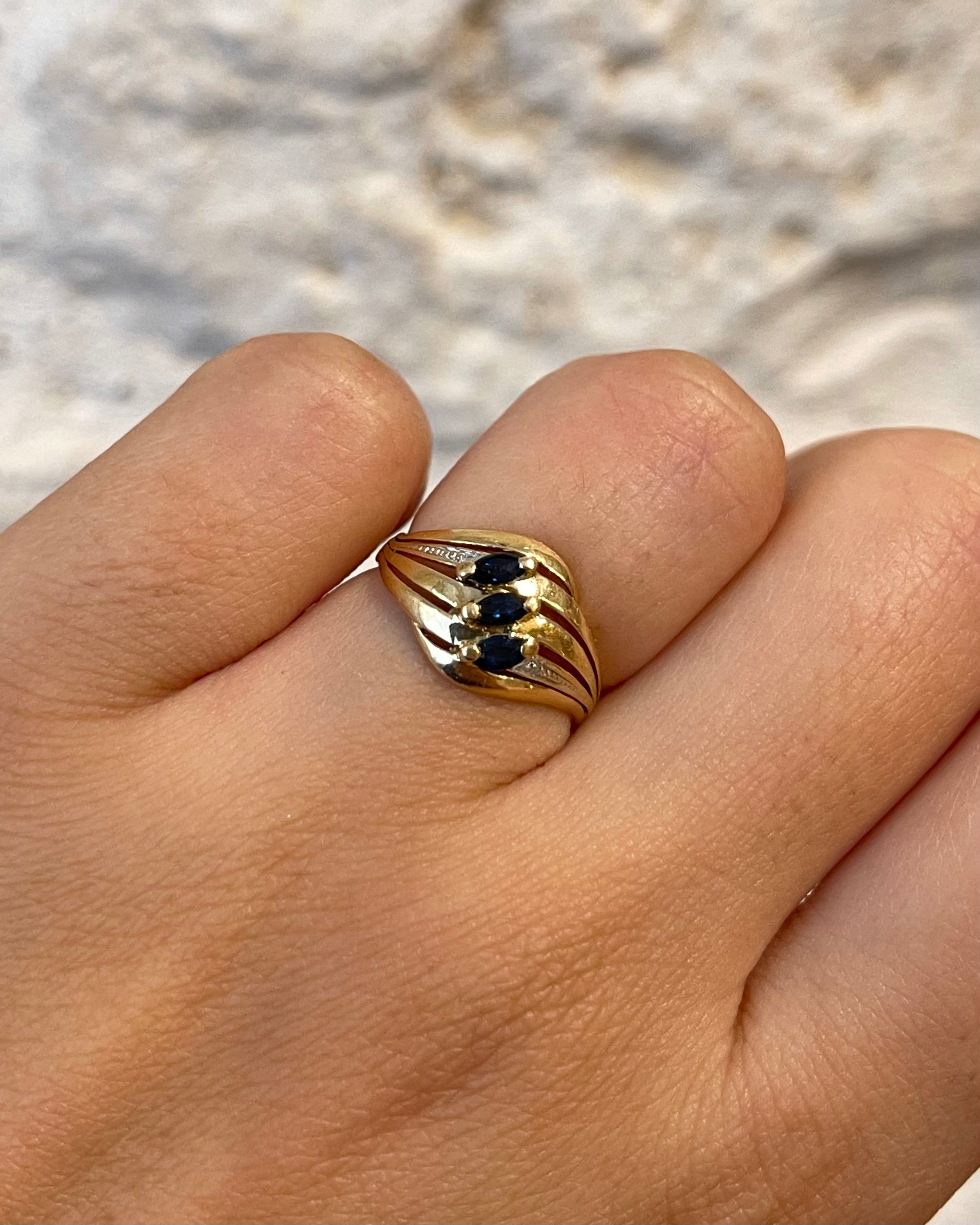 Anillo rígido con zafiros "Oriana"