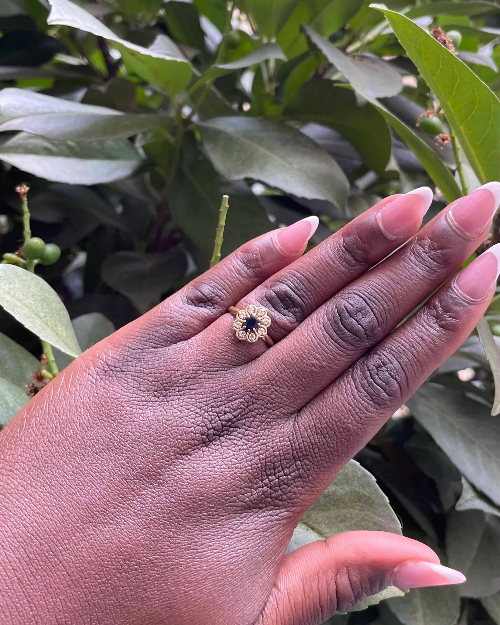 Bague Marguerite Saphir &amp; 8 Diamants "Laora" - Elliade Paris