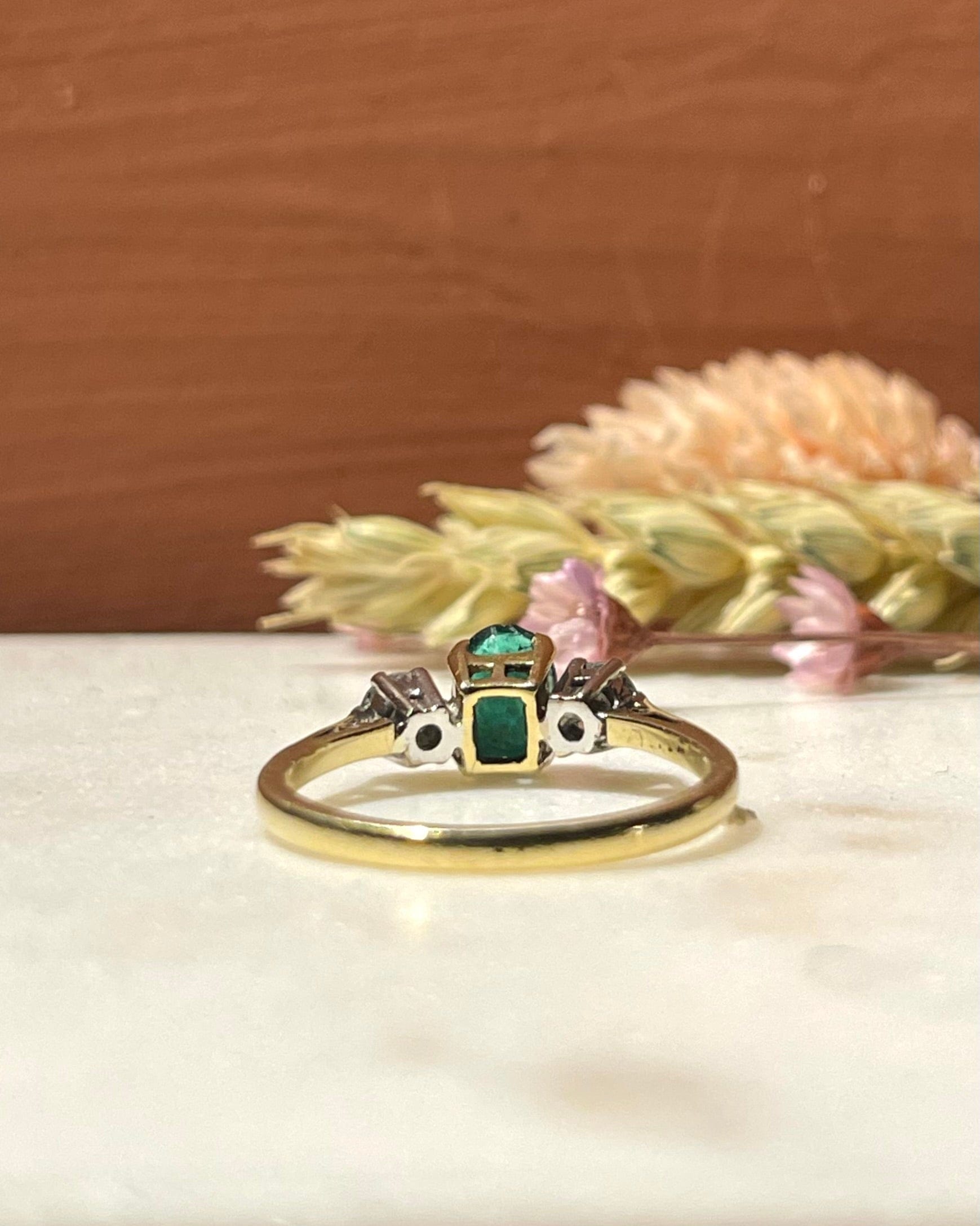 Bague Trilogie Emeraude 0.50 carat &amp; Diamants "Valentine" - Elliade Paris