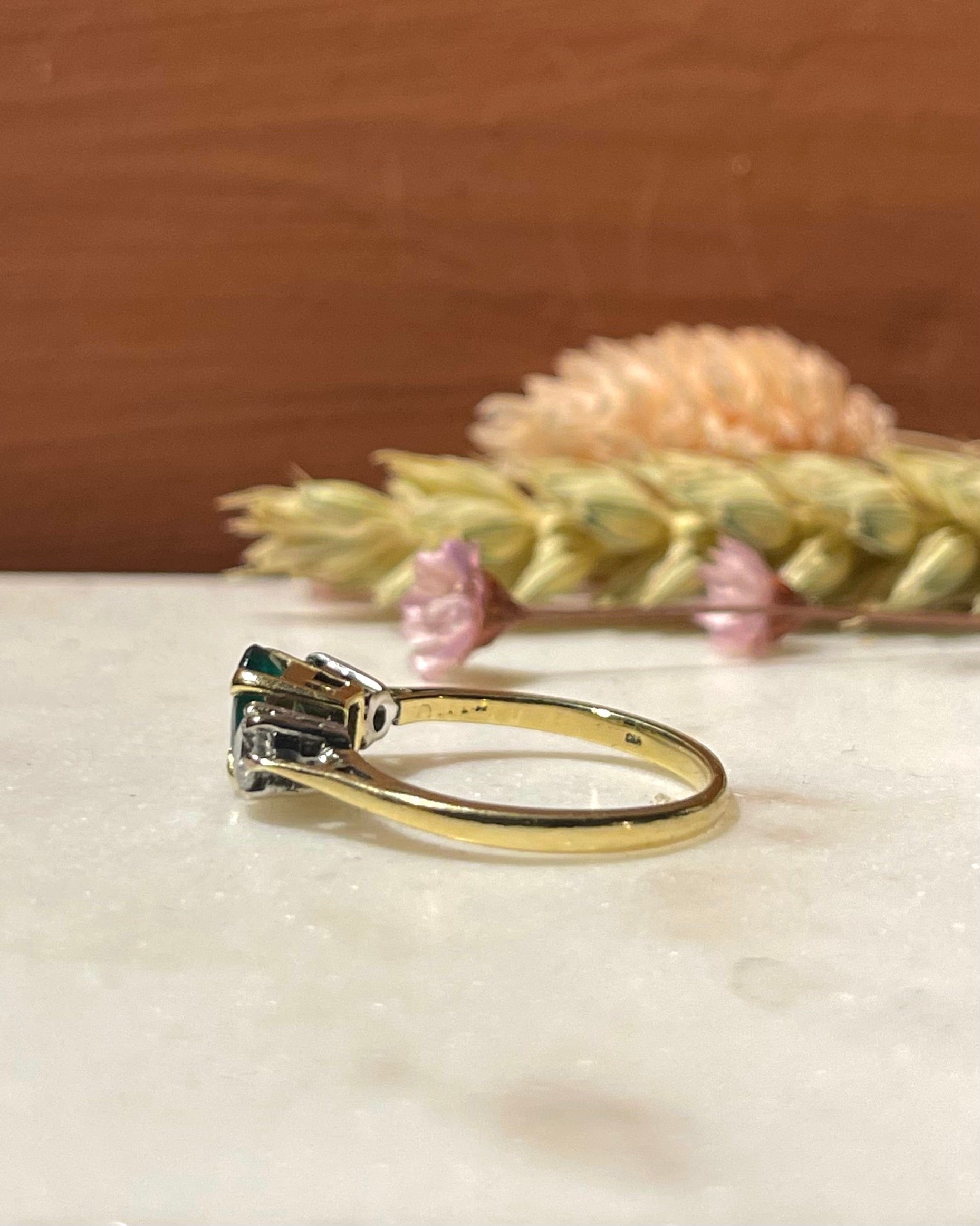 Bague Trilogie Emeraude 0.50 carat &amp; Diamants "Valentine" - Elliade Paris