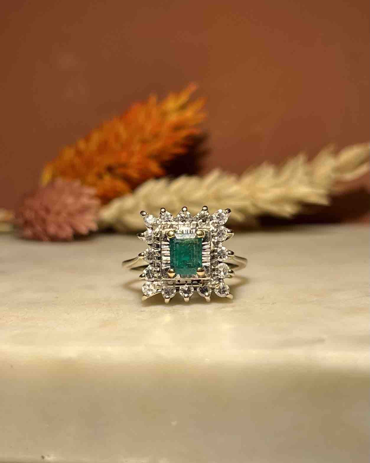 Emerald and Diamond Daisy Ring "Rim"