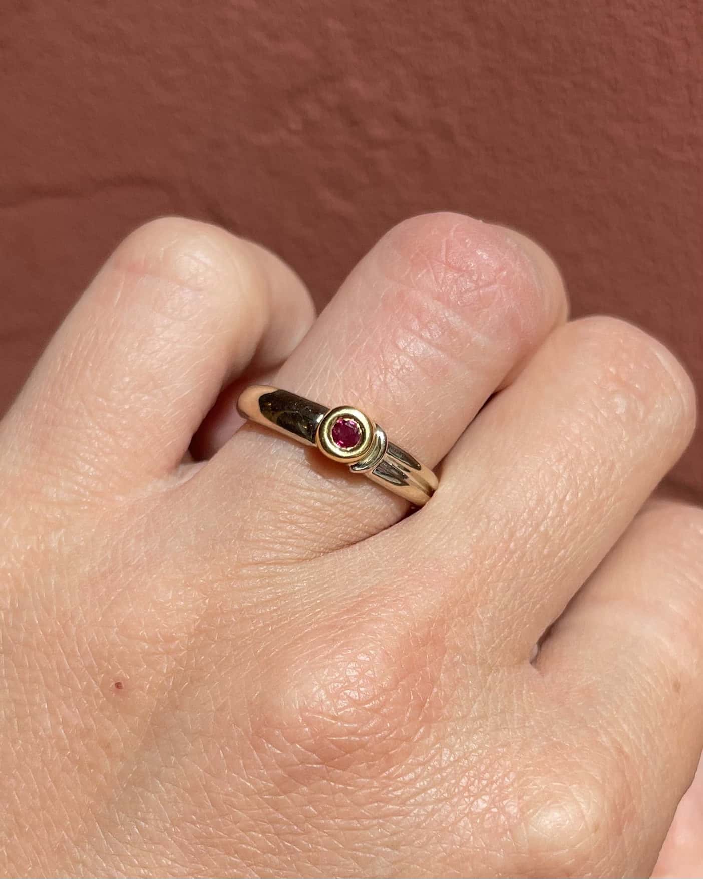 "Philaé" Two-Tone Ruby Bangle Ring