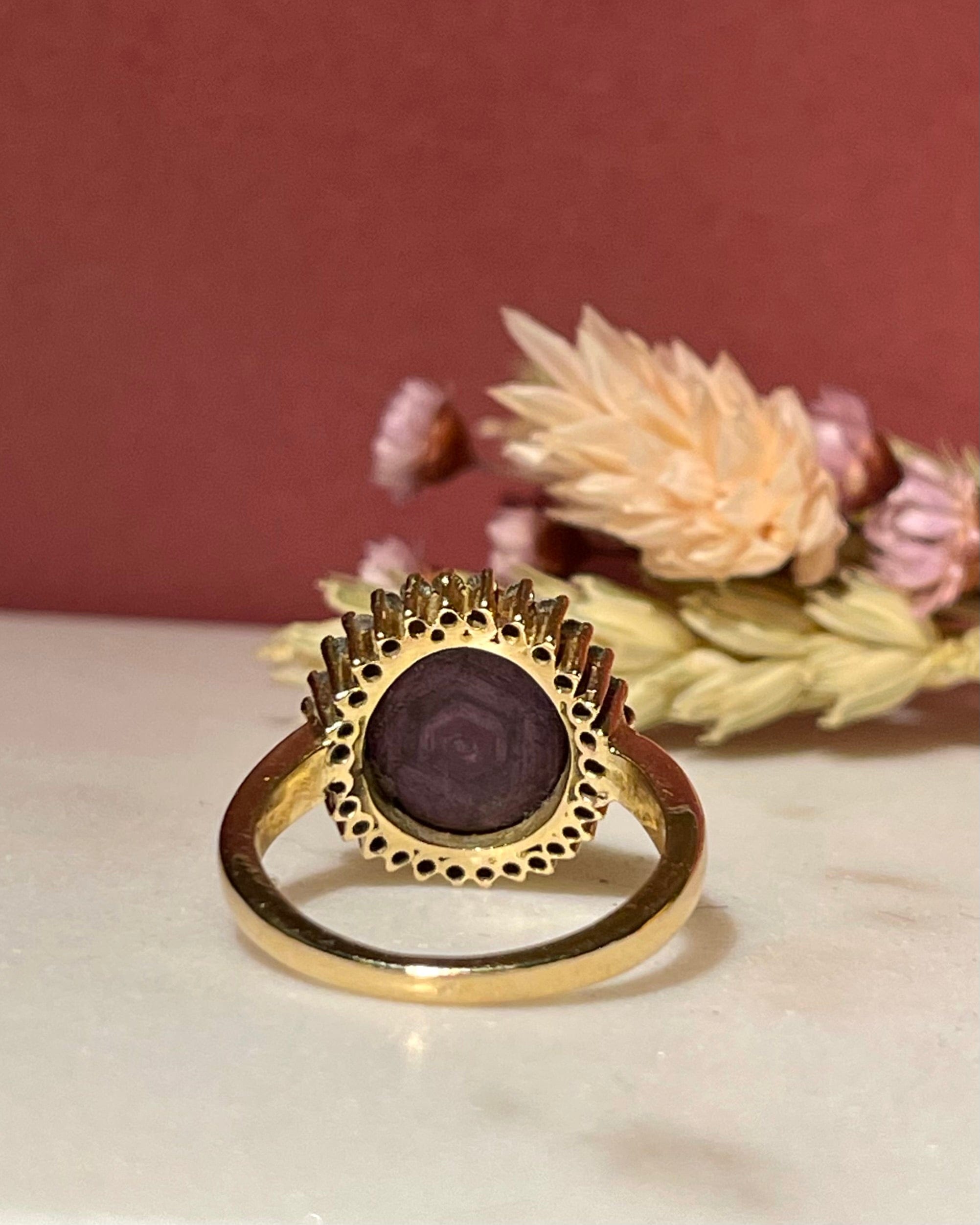 Bague Marguerite rubis étoilé 8 carats &amp; 28 diamants "Carolina" - Elliade Paris
