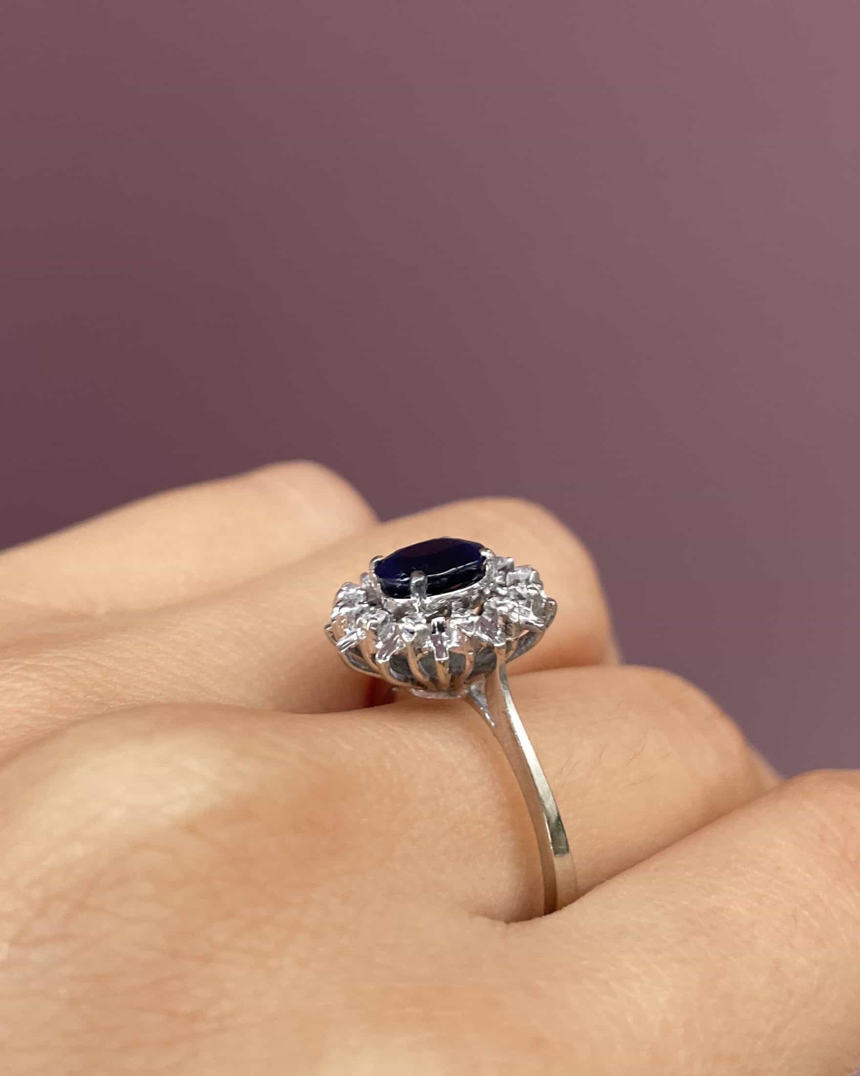 Bague Marguerite Saphir 0.90 Carat &amp; 12 Diamants &quot;Carla&quot;