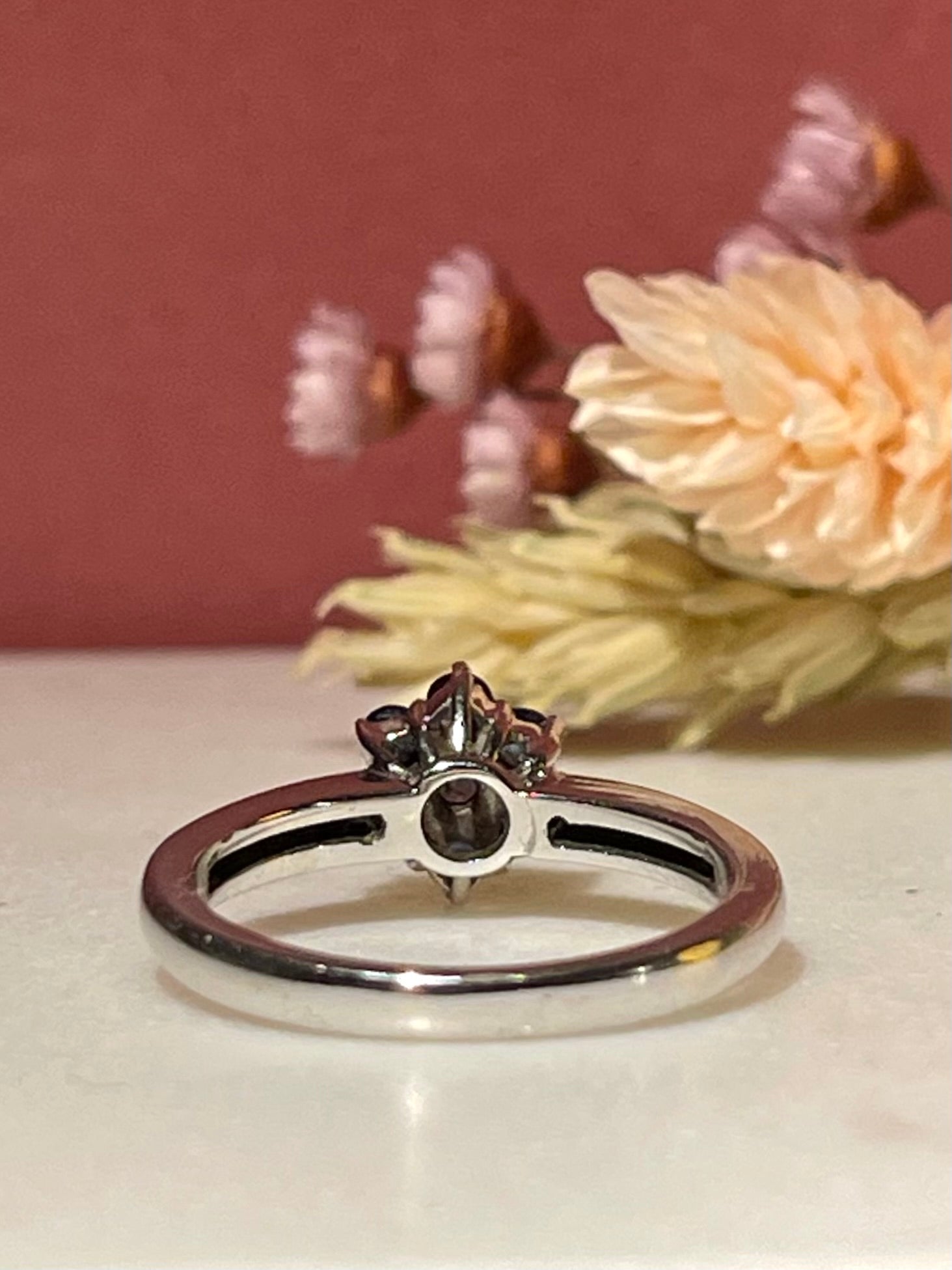 Bague Marguerite Saphirs 0.70 carat &amp; Diamants &quot;Kaya&quot;