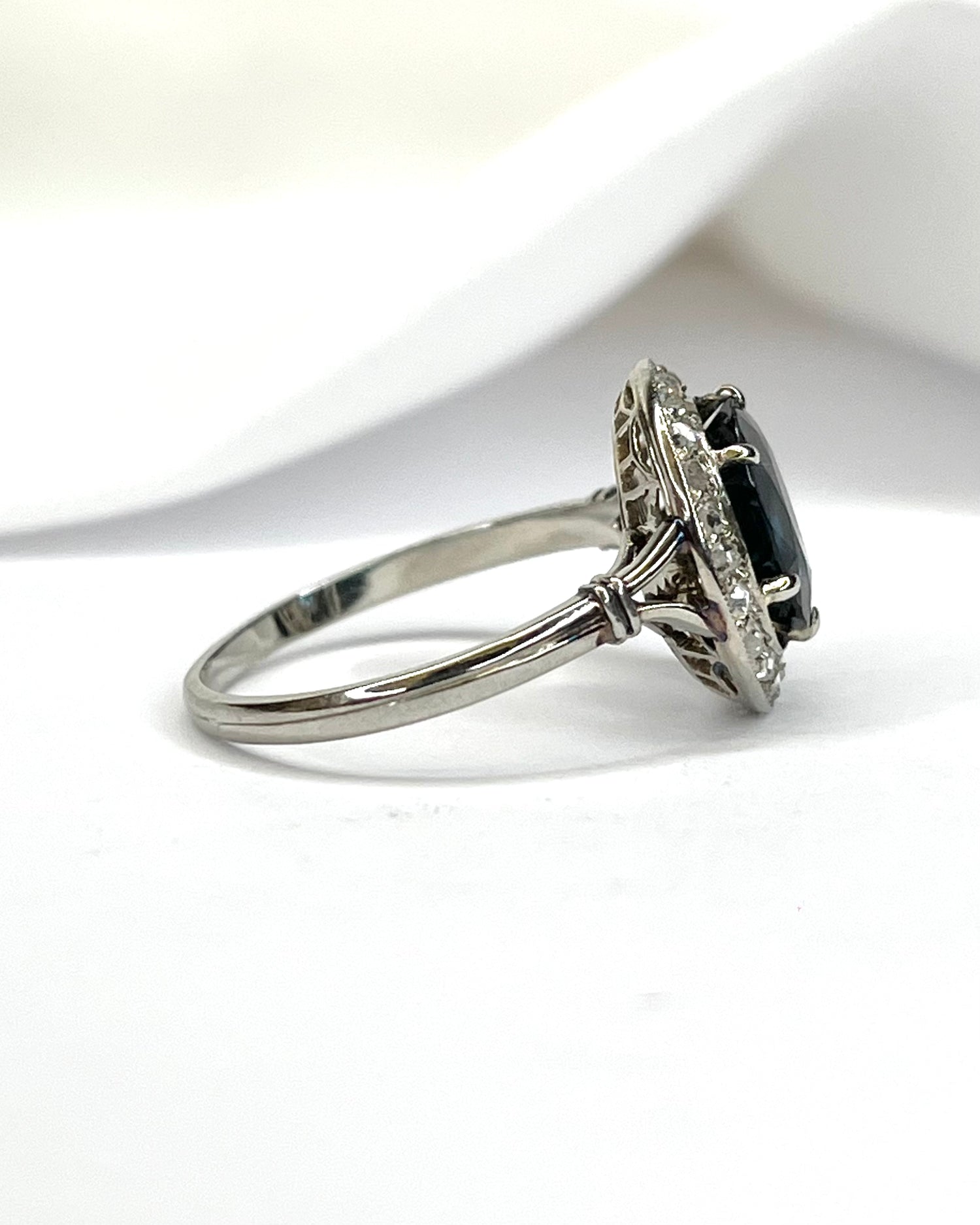 Anillo Art Déco con zafiro de 2 quilates y diamantes de 0,18 quilates "Ingrid"