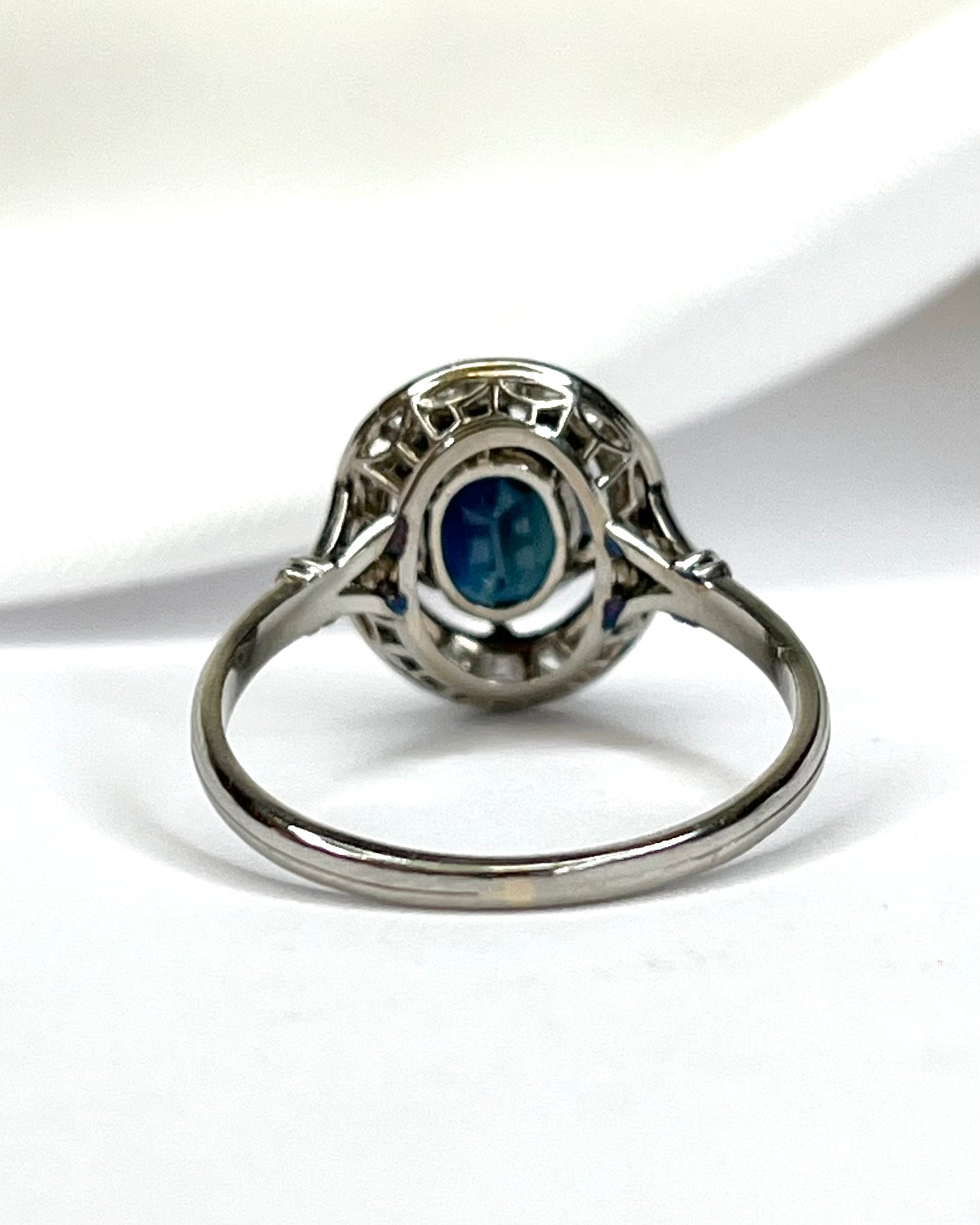 Anillo Art Déco con zafiro de 2 quilates y diamantes de 0,18 quilates "Ingrid"