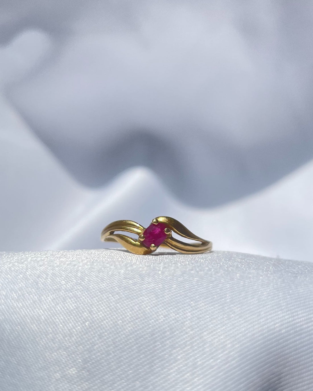 Anillo vintage con rubí en espiral &quot;Olivia&quot;