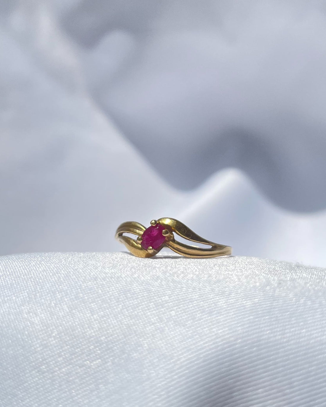 Anillo vintage con rubí en espiral &quot;Olivia&quot;