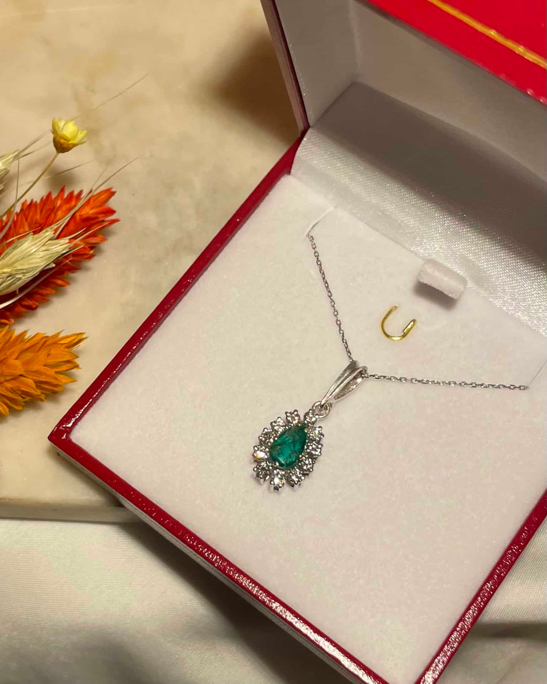 Pendentif Marguerite Émeraude &amp; Diamants &quot;Tevani&quot;