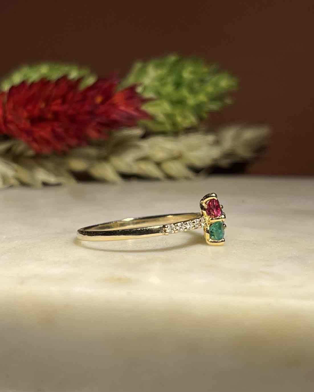Anillo "Flavia" de zafiro, esmeralda, rubí y diamantes