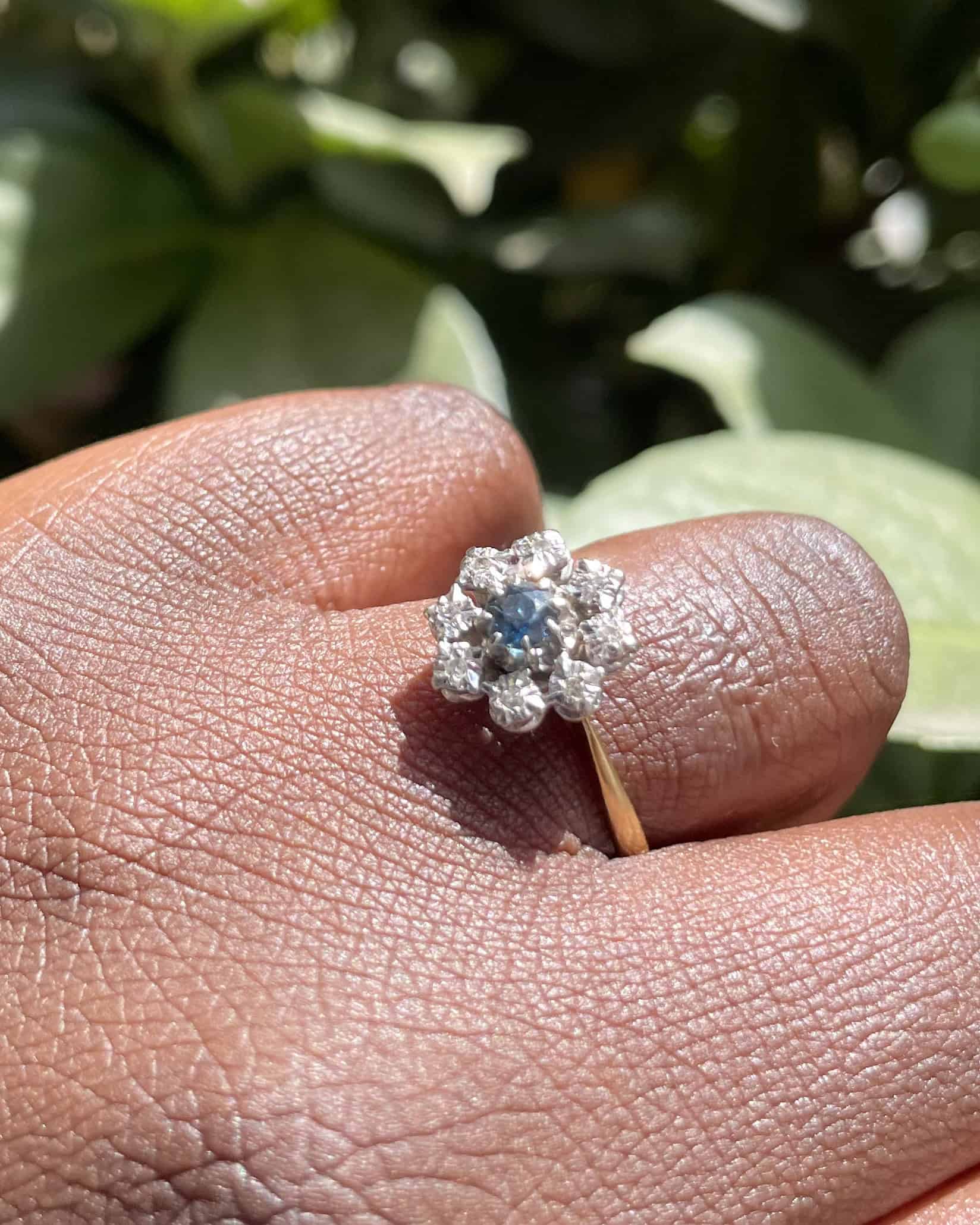 Anillo "Ceanna" con margaritas de diamantes y zafiros