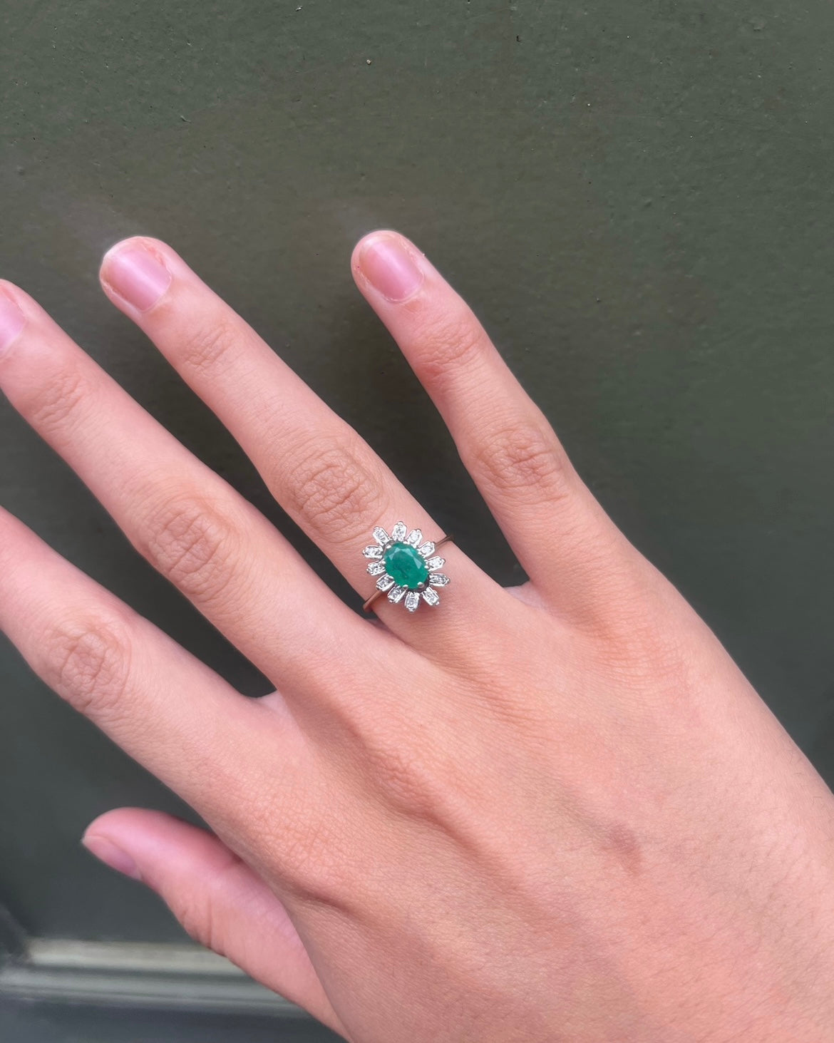 Anillo "Elara" con margaritas de esmeralda y diamantes 