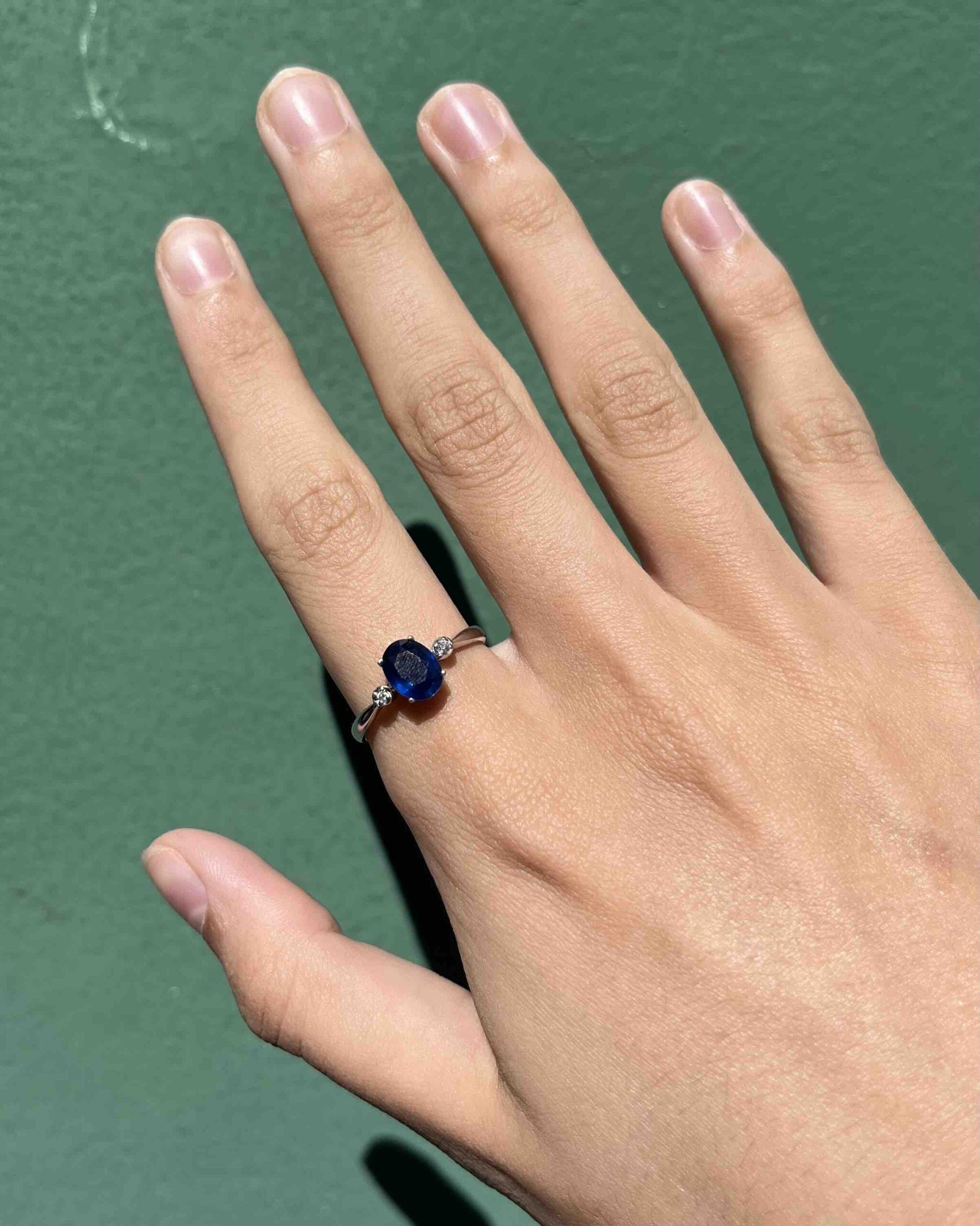 Anillo trilogía de zafiro y diamantes de 1 quilate &quot;Keren&quot;