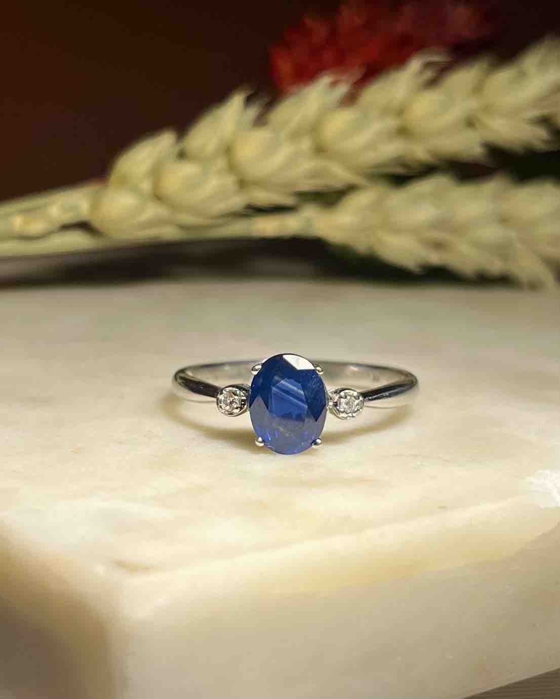 Anillo trilogía de zafiro y diamantes de 1 quilate "Keren"