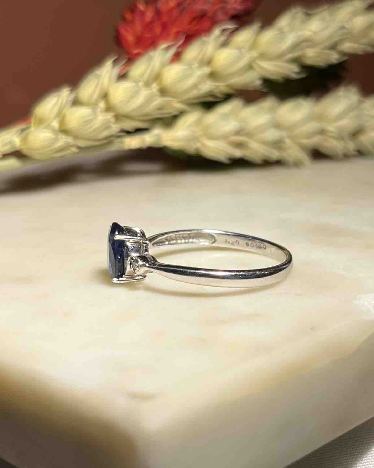 Anillo trilogía de zafiro y diamantes de 1 quilate &quot;Keren&quot;