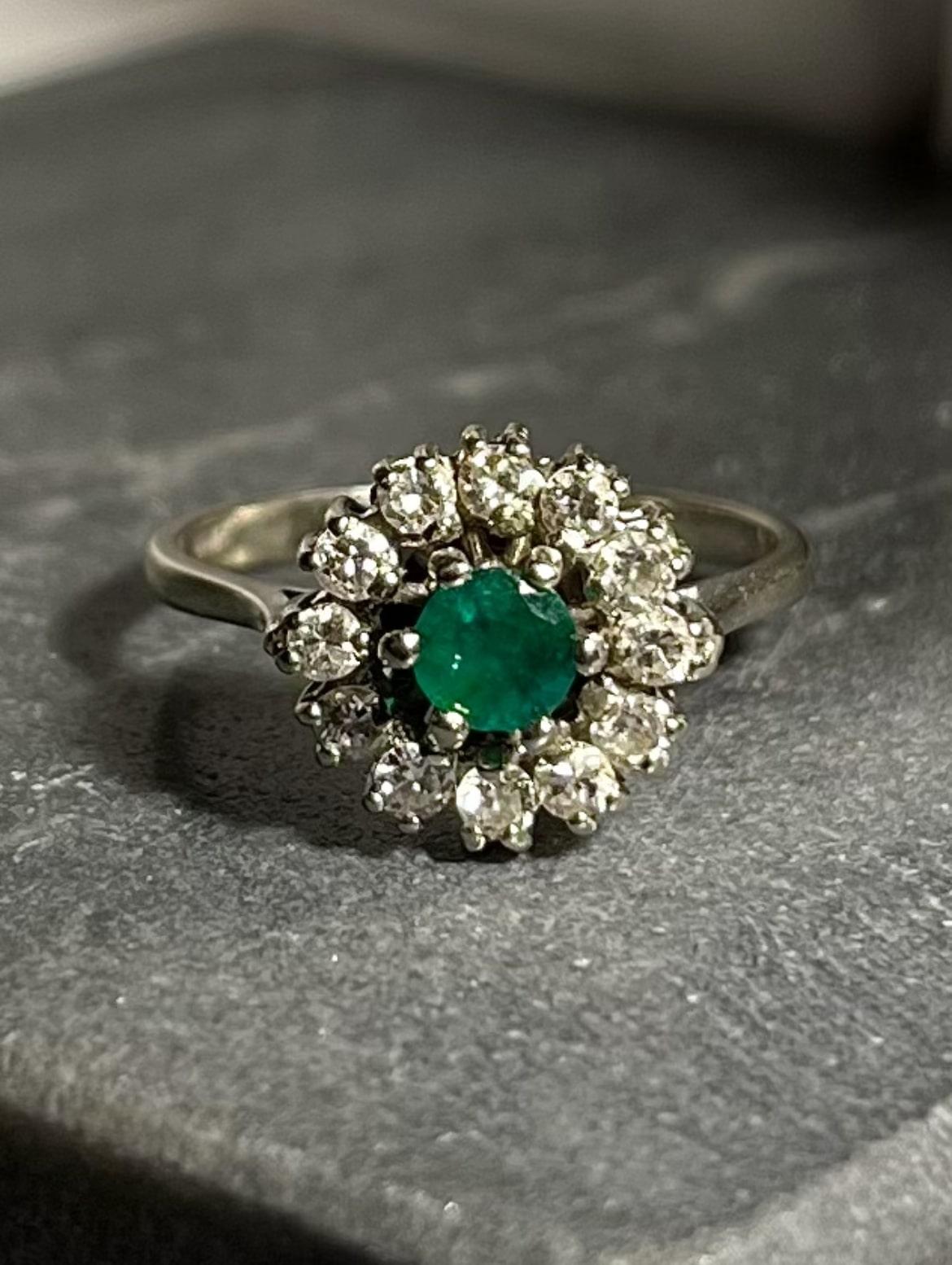 Anillo "Celosia" con margaritas de esmeralda y diamantes 