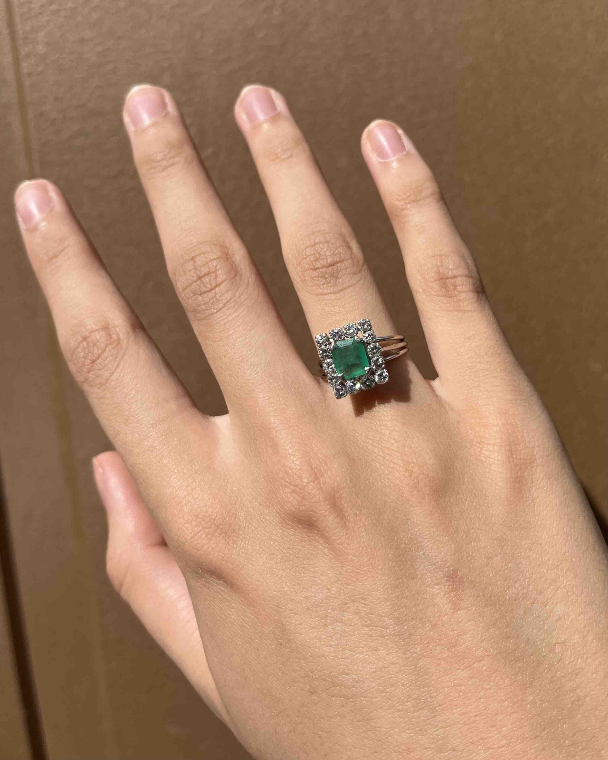 Anillo de margaritas de diamantes y esmeralda de 1 quilate "Jamie"