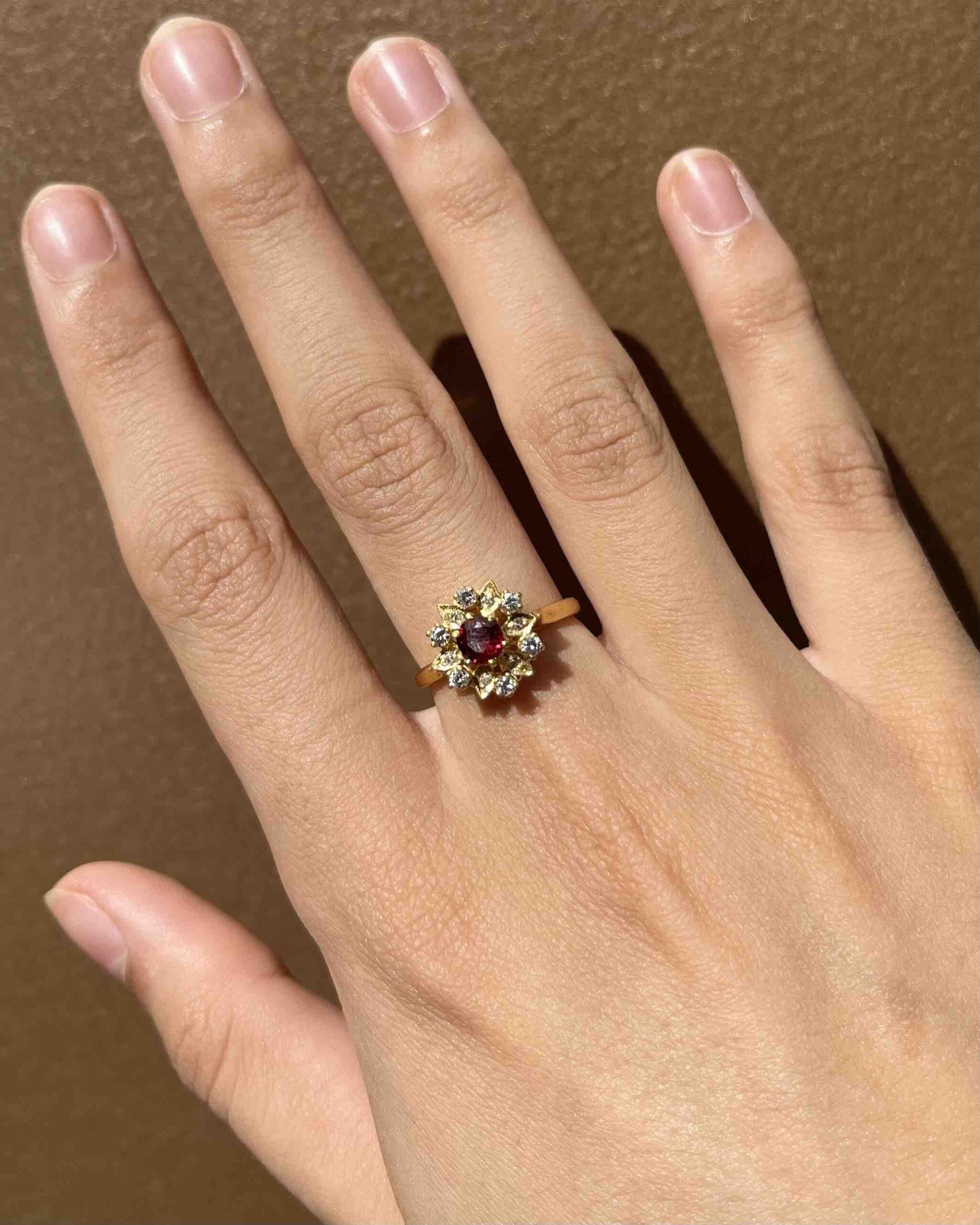 Anillo de margaritas con espinela y diamantes "Erina"