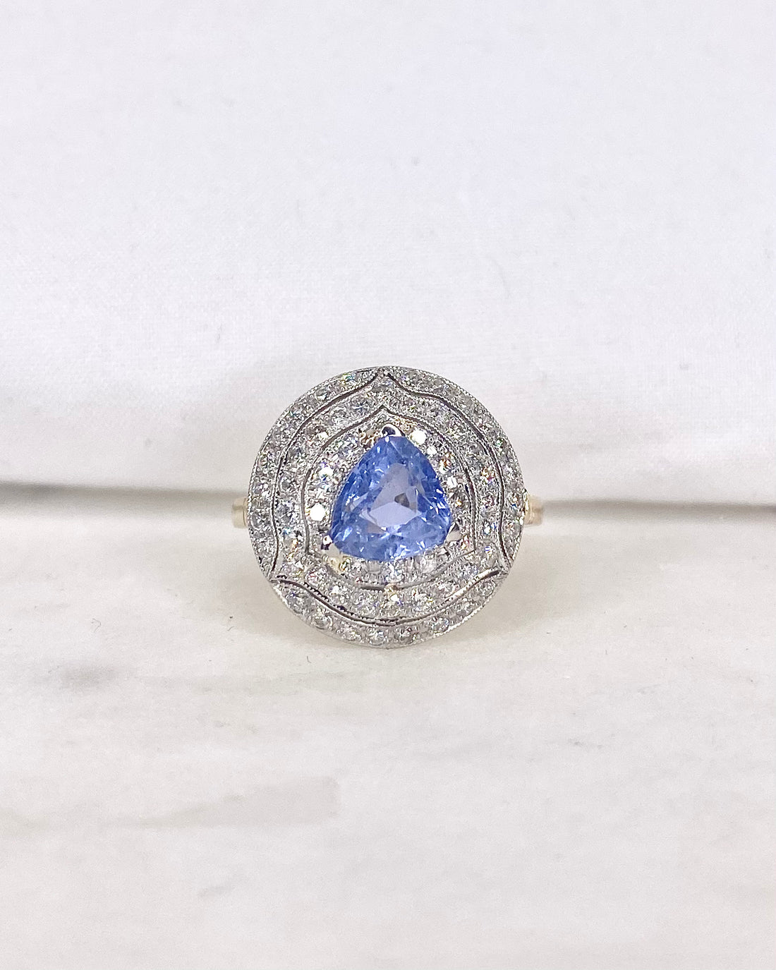 Bague style Art déco Saphir 1.80 carat &amp; 60 Diamants &quot;Grace&quot;