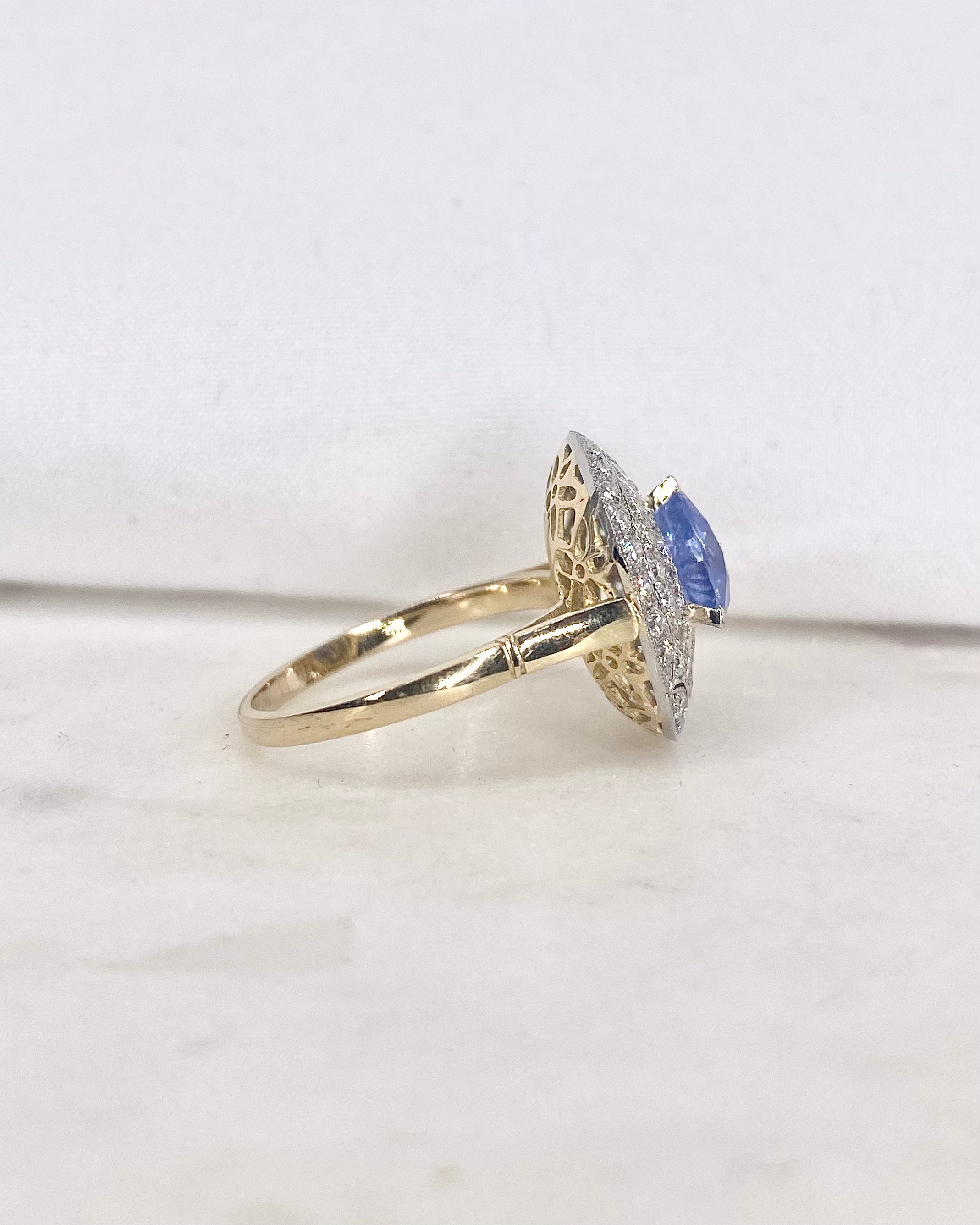 Bague style Art déco Saphir 1.80 carat &amp; 60 Diamants "Grace" - Elliade Paris