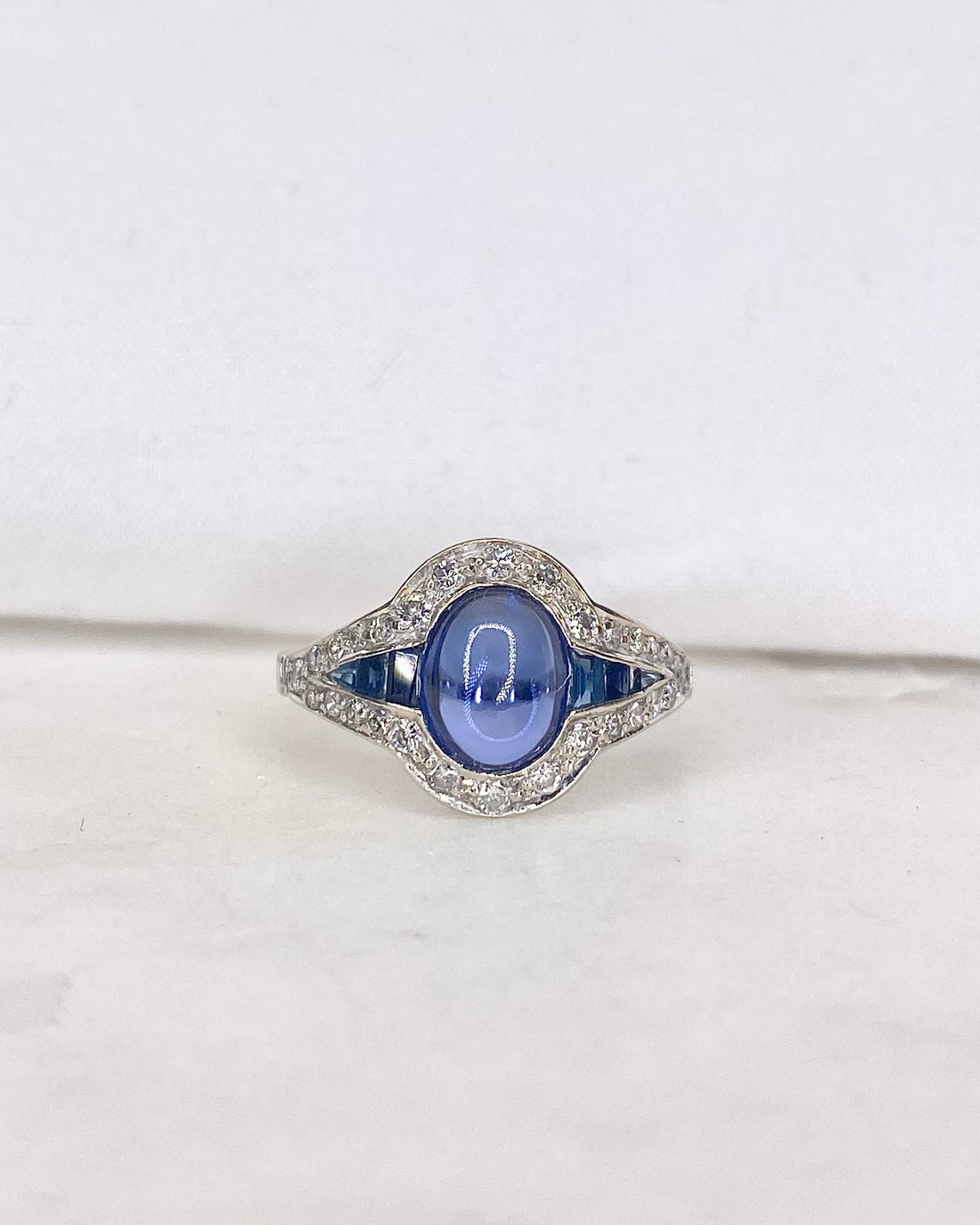Bague style Art Déco Saphirs 2.12 carats &amp; Diamants &quot;Sereen&quot;