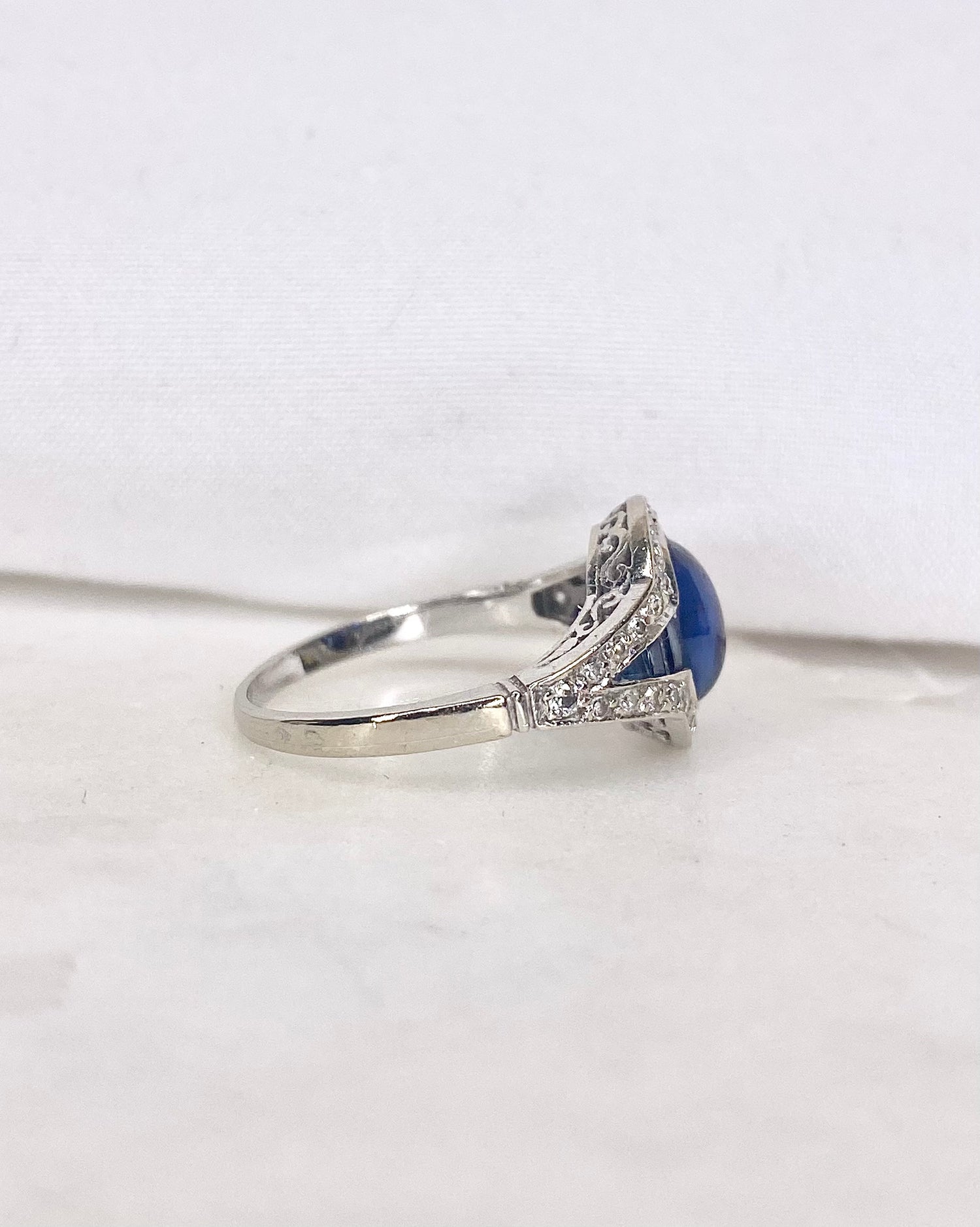 Bague style Art Déco Saphirs 2.12 carats &amp; Diamants &quot;Sereen&quot;