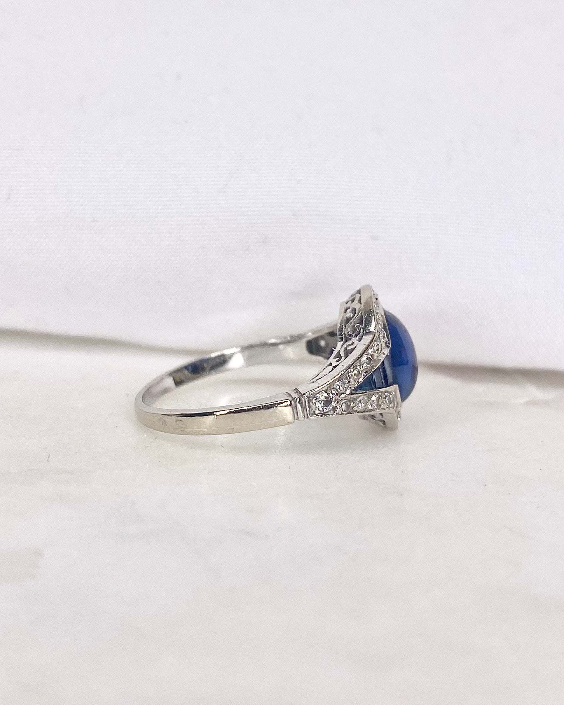 Bague style Art Déco Saphirs 2.12 carats &amp; Diamants "Sereen"