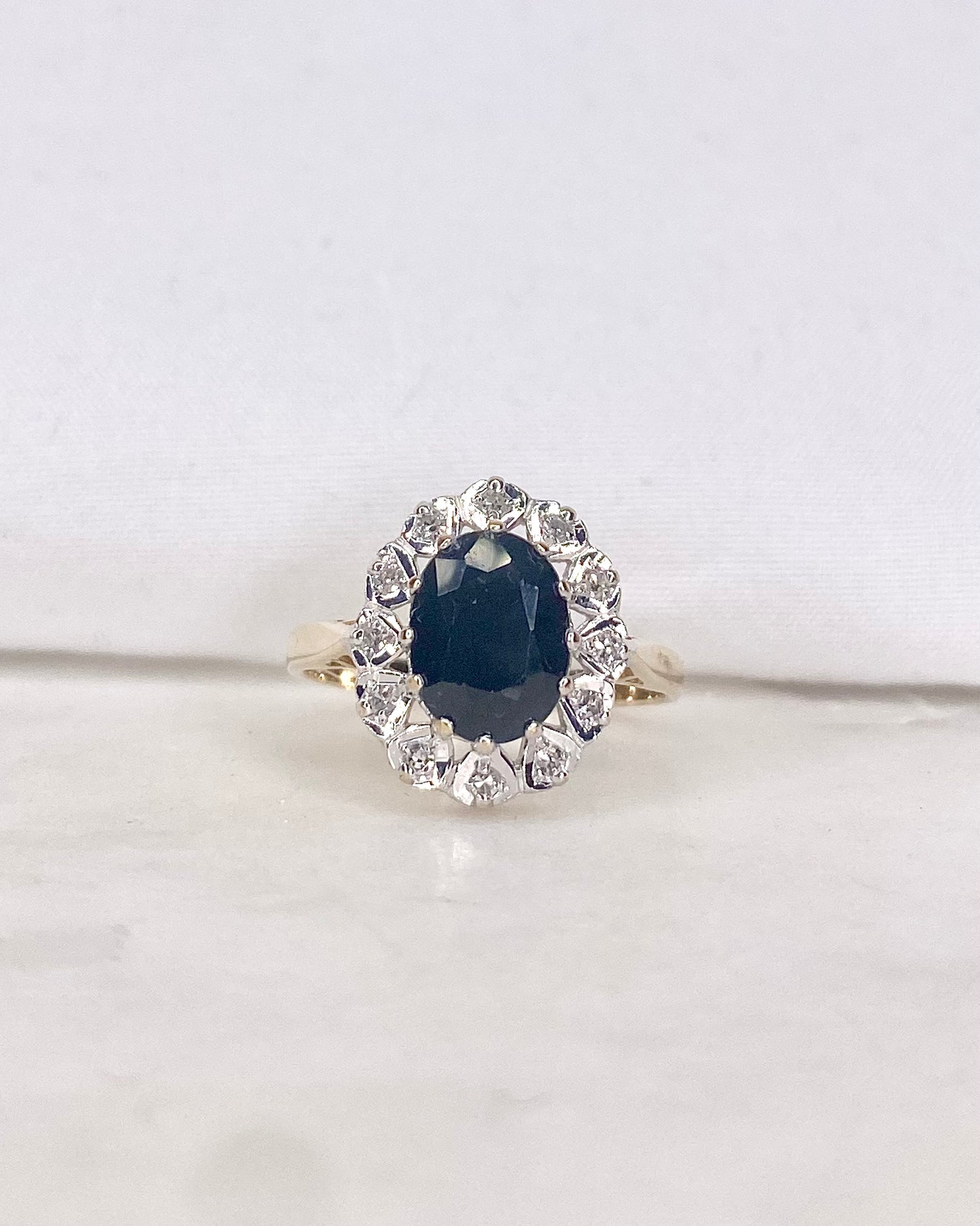 Bague Marguerite Saphir 2.60 carats &amp; Diamants &quot;Lina&quot;