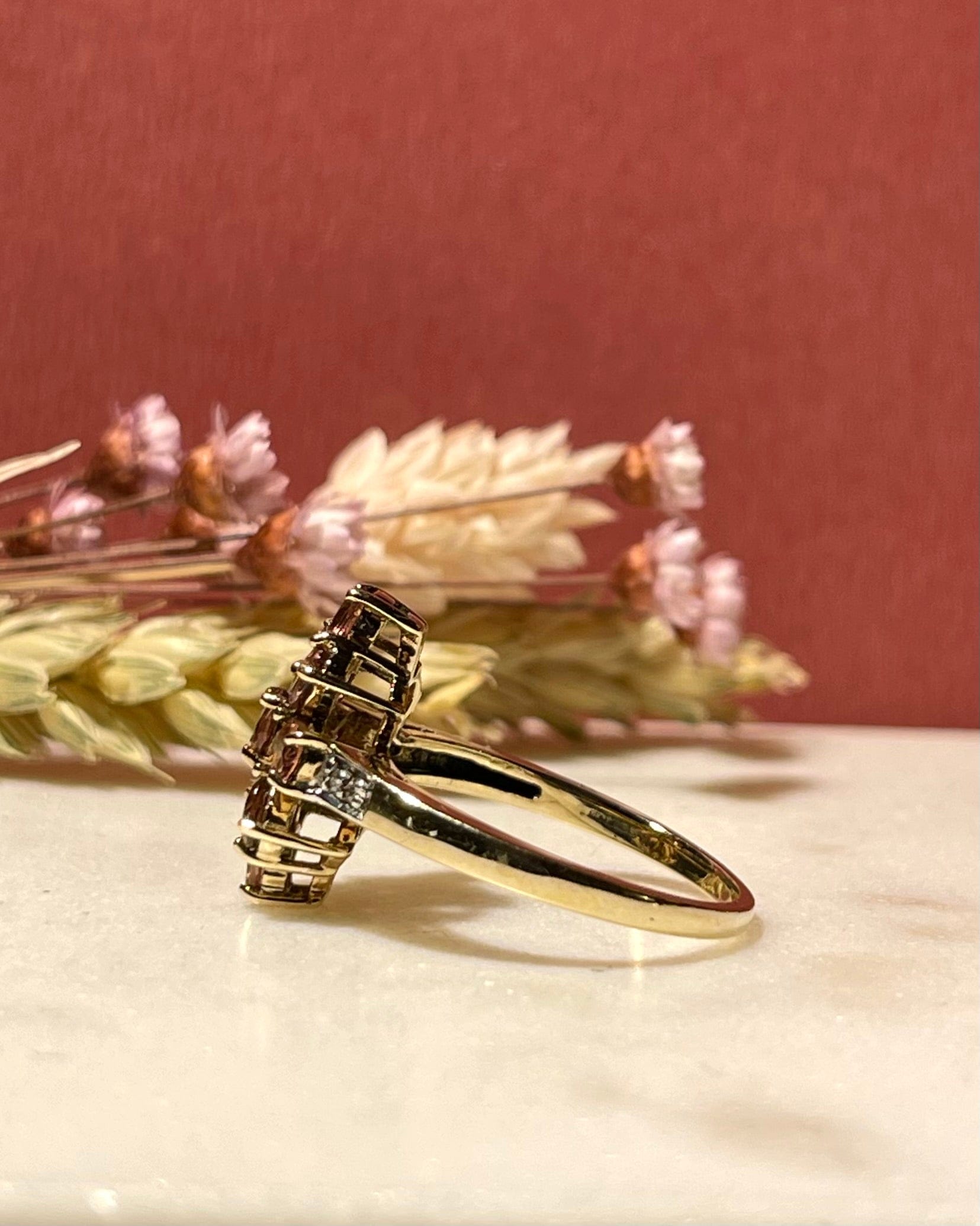 Anillo marquesa "Liana" con turmalinas rosas y diamantes de 1,35 quilates