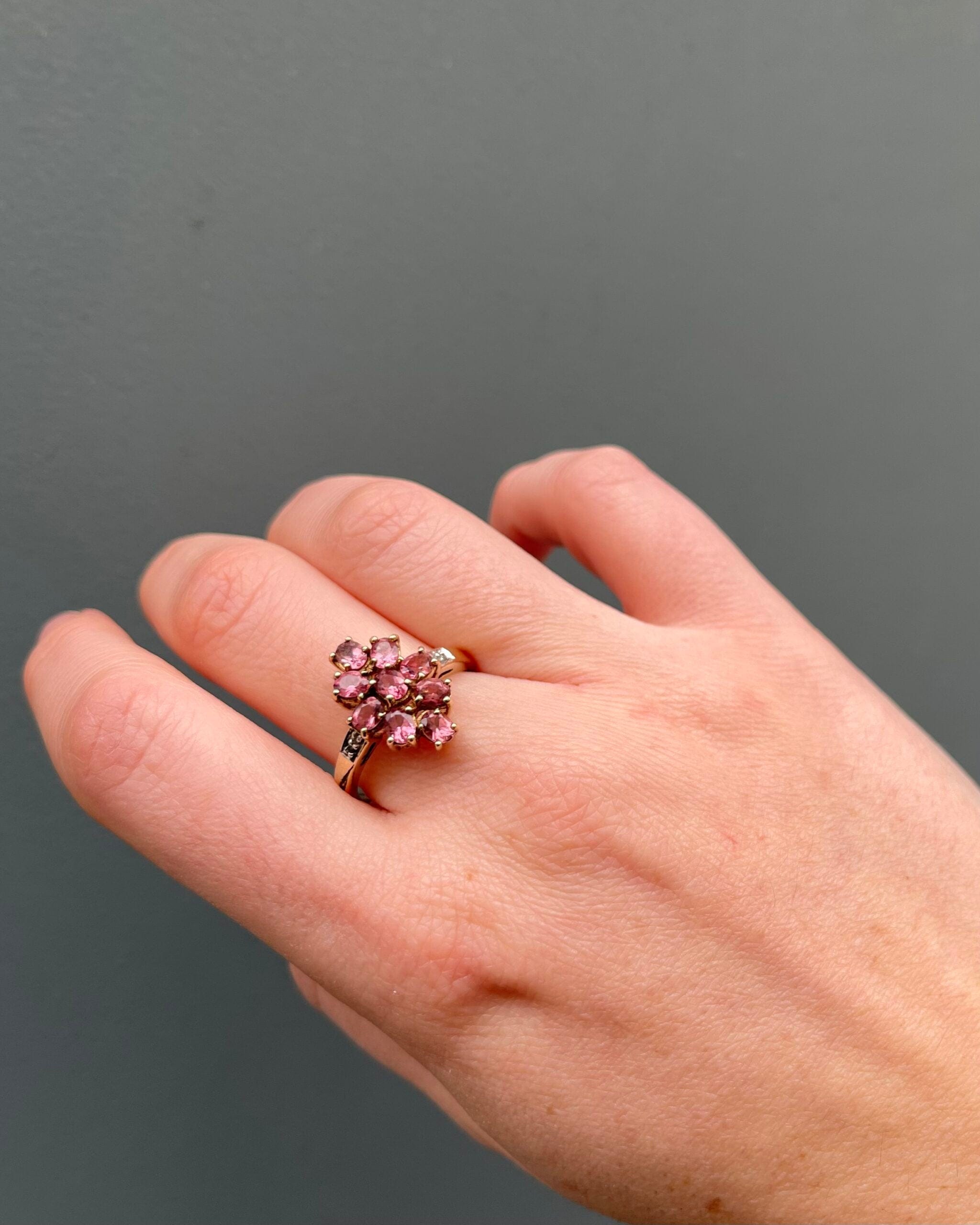 Anillo marquesa "Liana" con turmalinas rosas y diamantes de 1,35 quilates