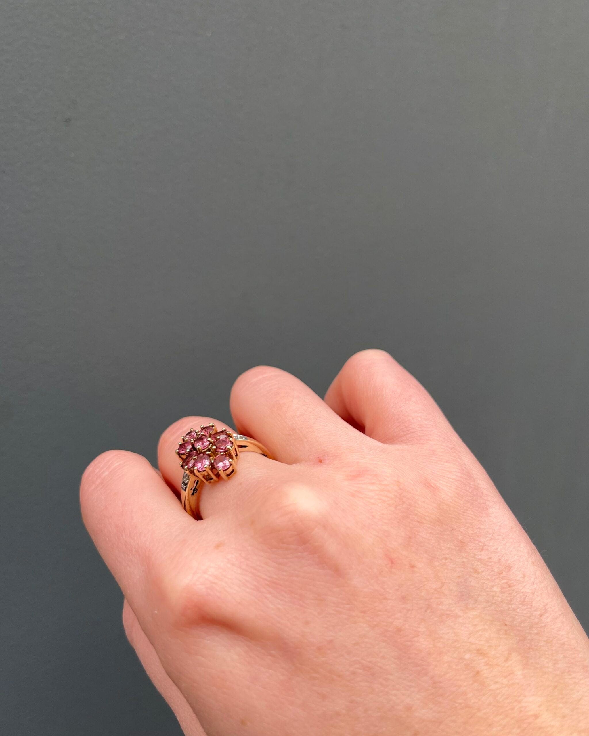 Anillo marquesa "Liana" con turmalinas rosas y diamantes de 1,35 quilates