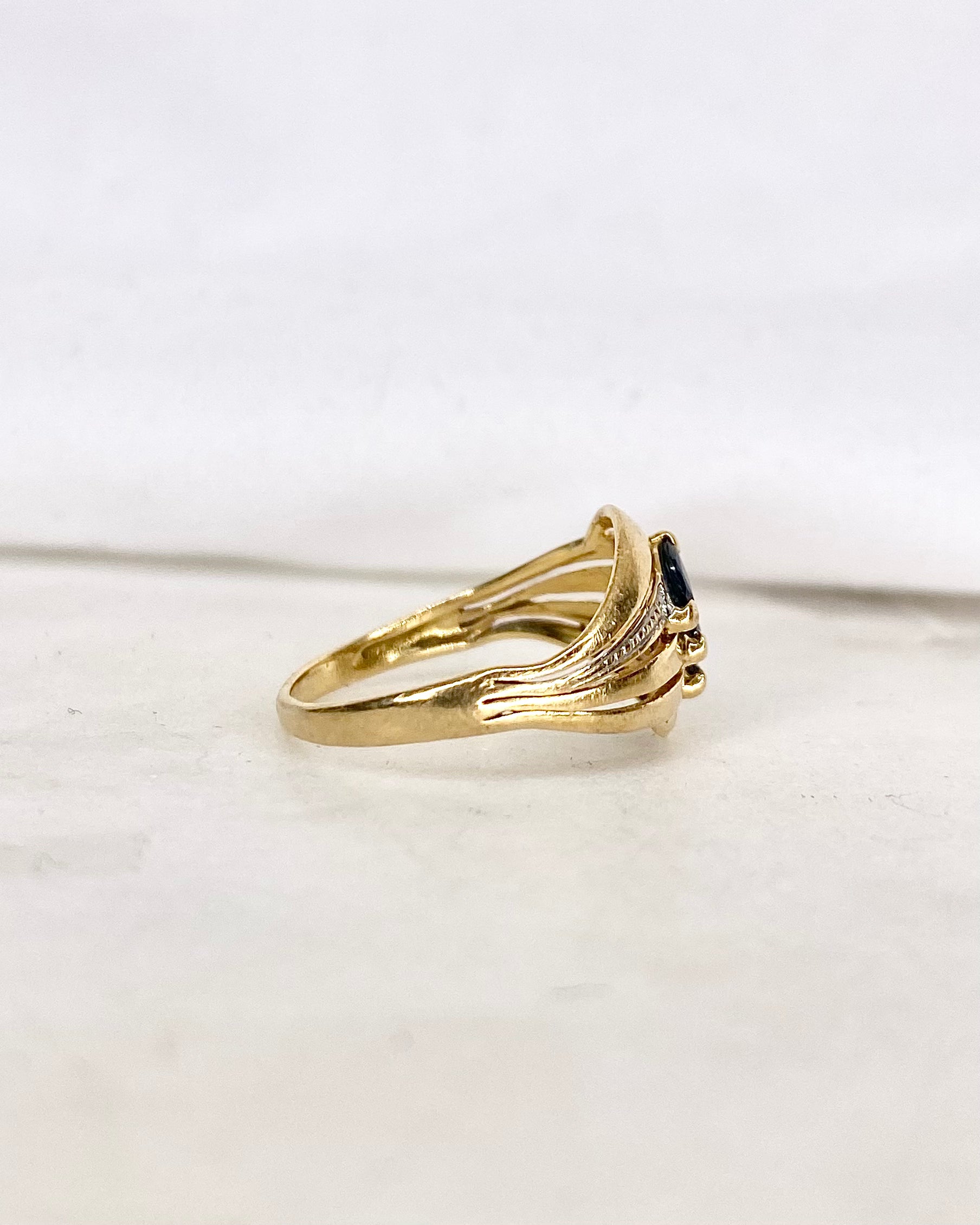 Anillo rígido con zafiros "Oriana"