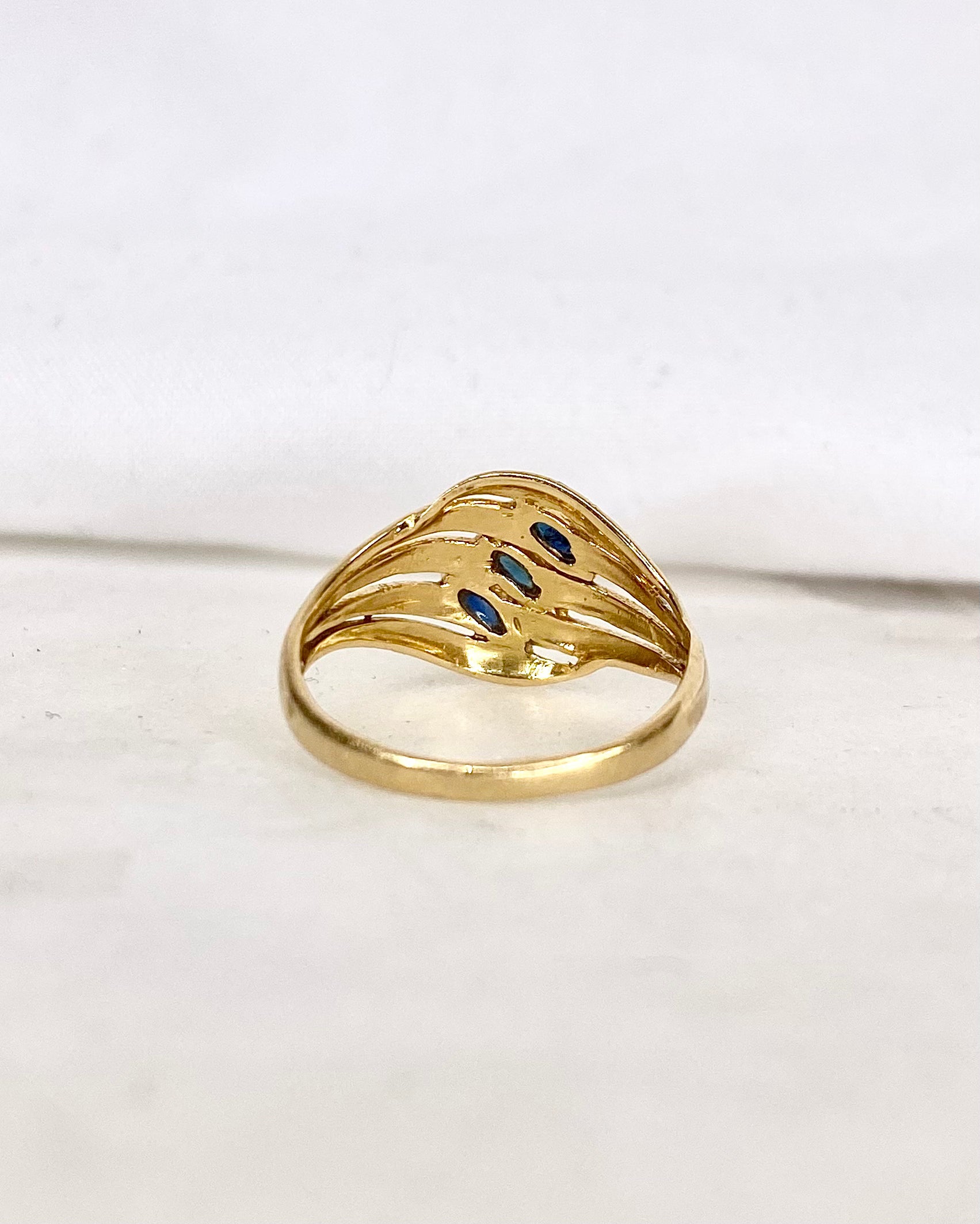 Anillo rígido con zafiros "Oriana"