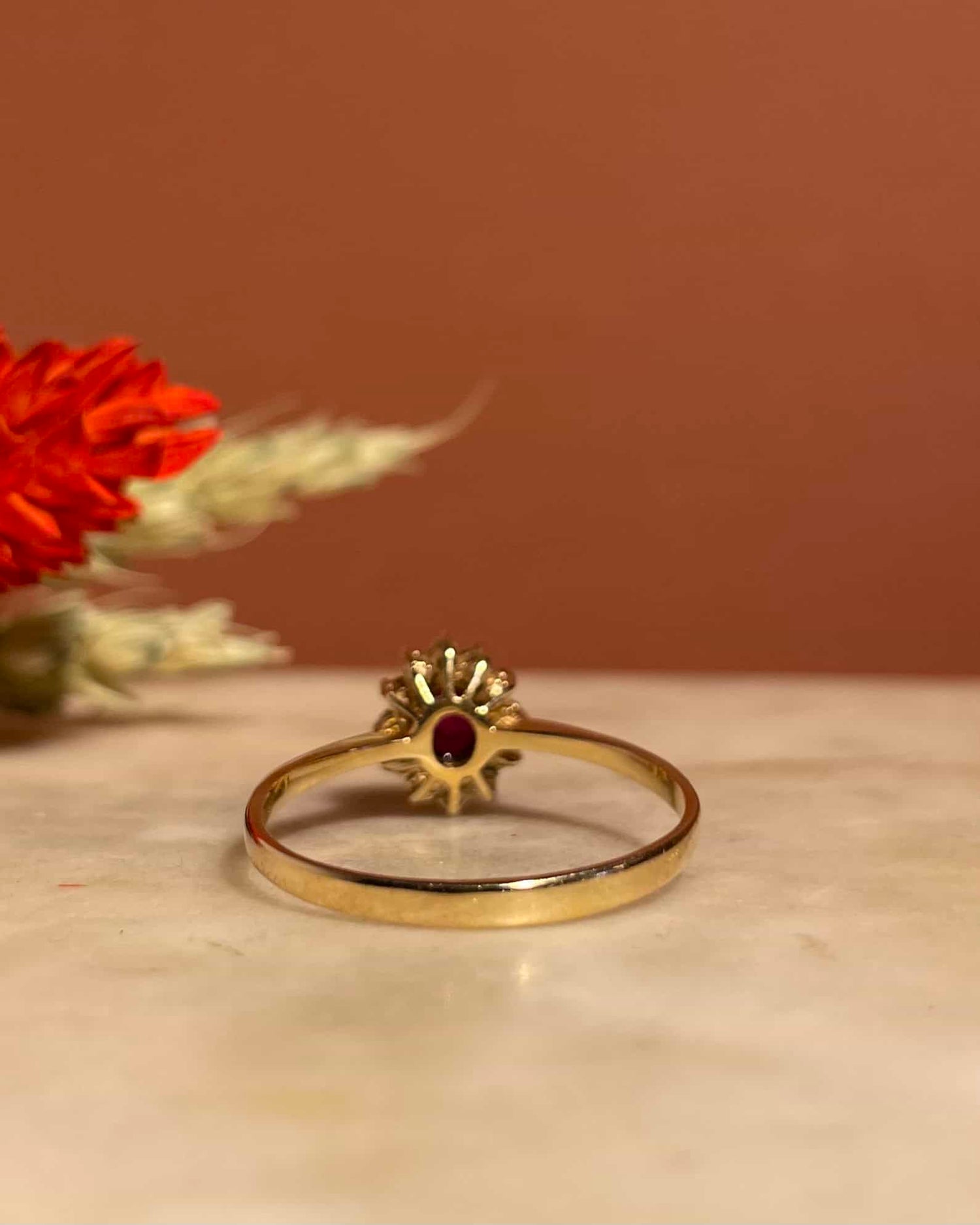 Anillo &quot;Adelaya&quot; con rubí y 12 margaritas de diamantes