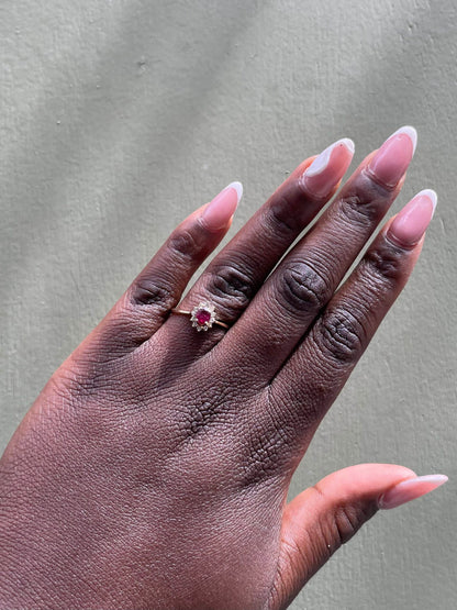 Anillo &quot;Adelaya&quot; con rubí y 12 margaritas de diamantes