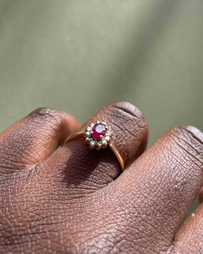 Anillo &quot;Adelaya&quot; con rubí y 12 margaritas de diamantes