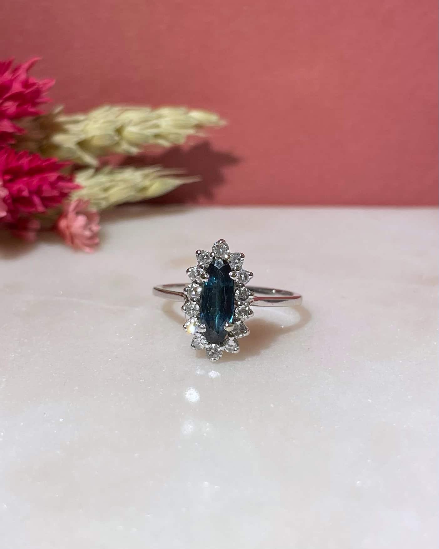Bague Marguerite Saphir 0.80 carat &amp; Diamants "Sallia" - Elliade Paris