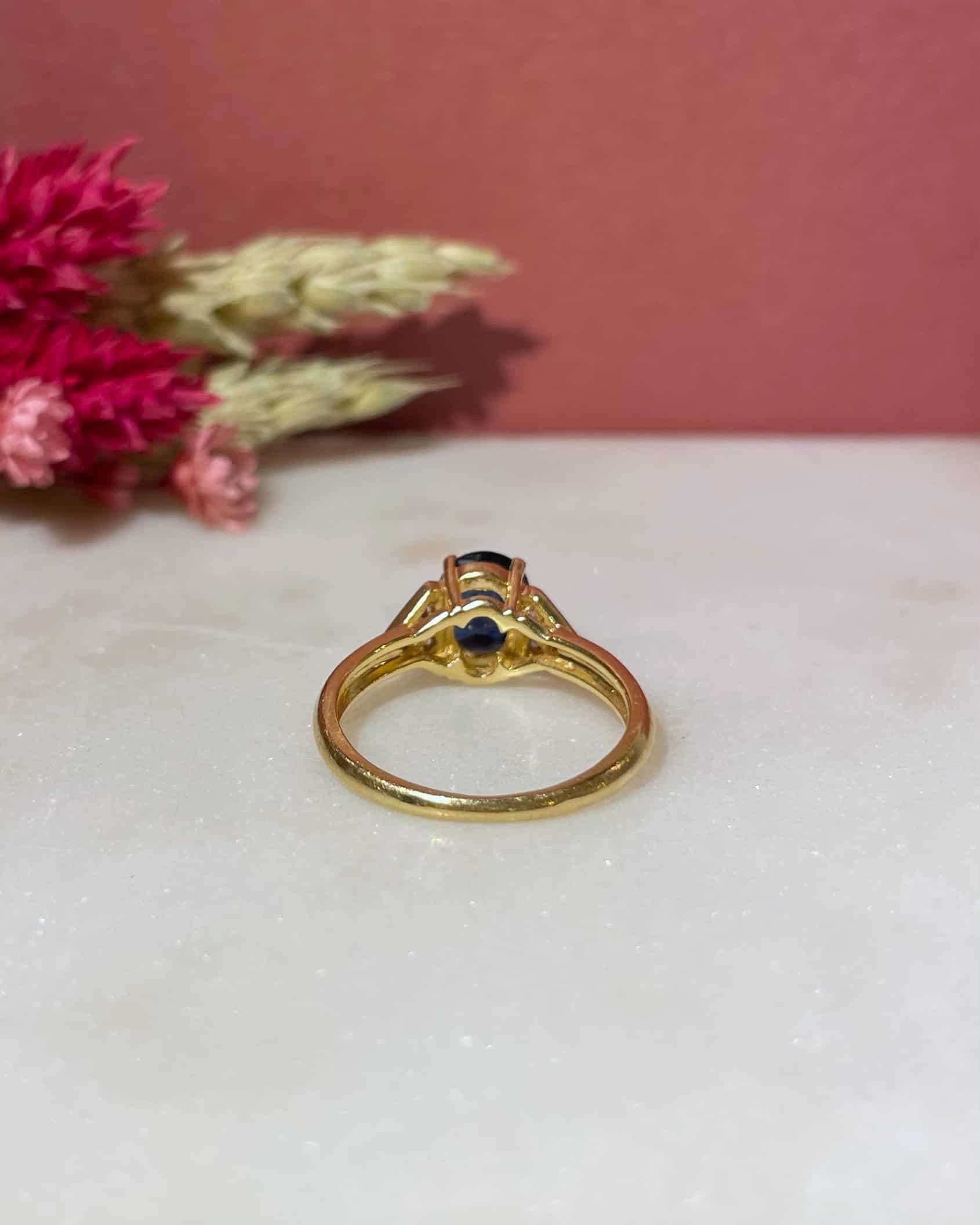 Bague Trilogie Saphir 1.30 carat &amp; Diamants "Tayla" - Elliade Paris
